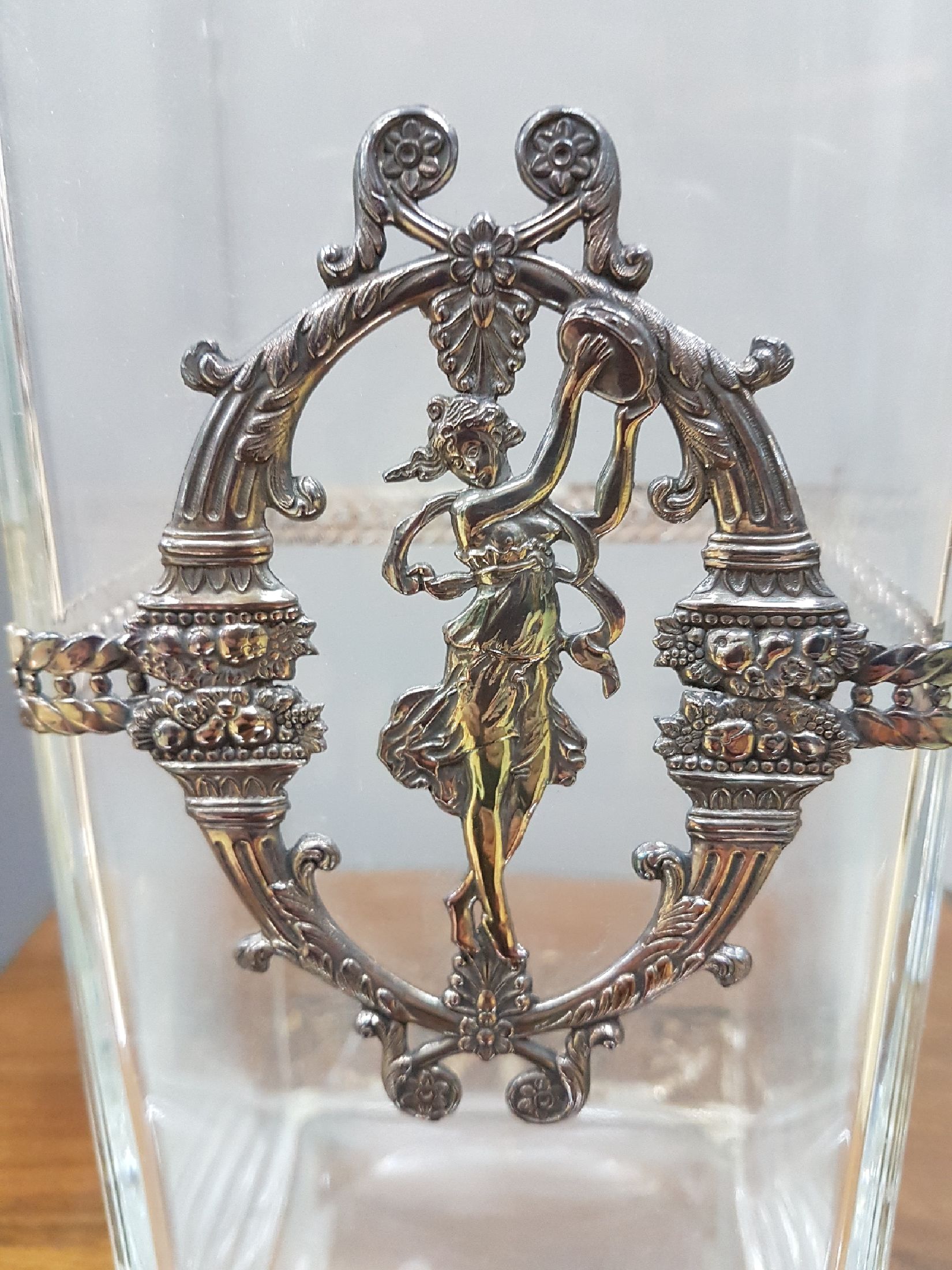 Detail b: Paar Glasvasen mit Silbermontur, um 1900, farbloses Glas, Montur gemarkt 925er-Silber, Girlanden-Fries, schauseitig mit Kartusche aus Füllhörnern ...