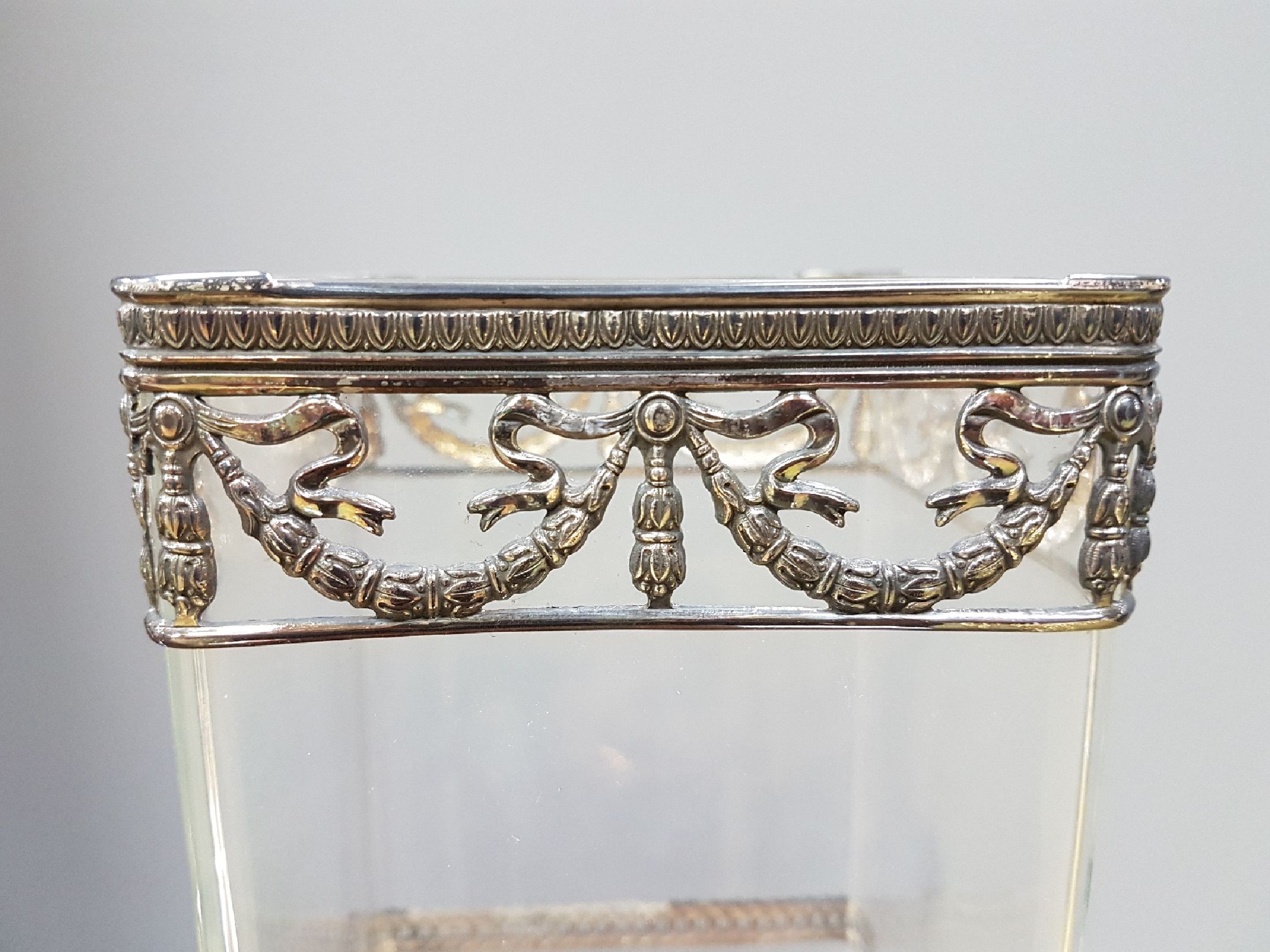 Detail c: Paar Glasvasen mit Silbermontur, um 1900, farbloses Glas, Montur gemarkt 925er-Silber, Girlanden-Fries, schauseitig mit Kartusche aus Füllhörnern ...