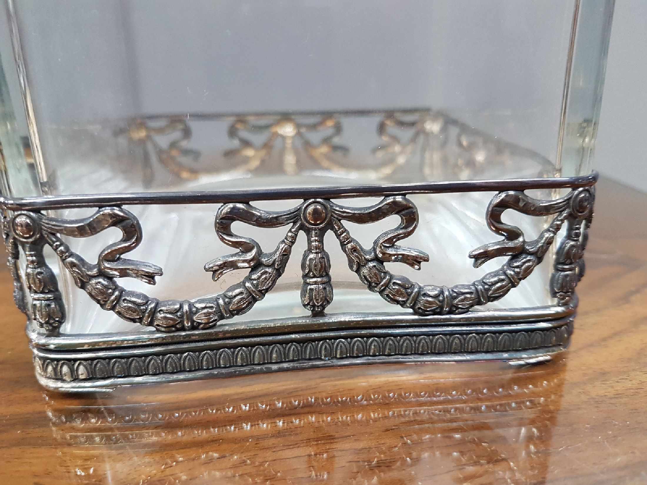 Detail d: Paar Glasvasen mit Silbermontur, um 1900, farbloses Glas, Montur gemarkt 925er-Silber, Girlanden-Fries, schauseitig mit Kartusche aus Füllhörnern ...