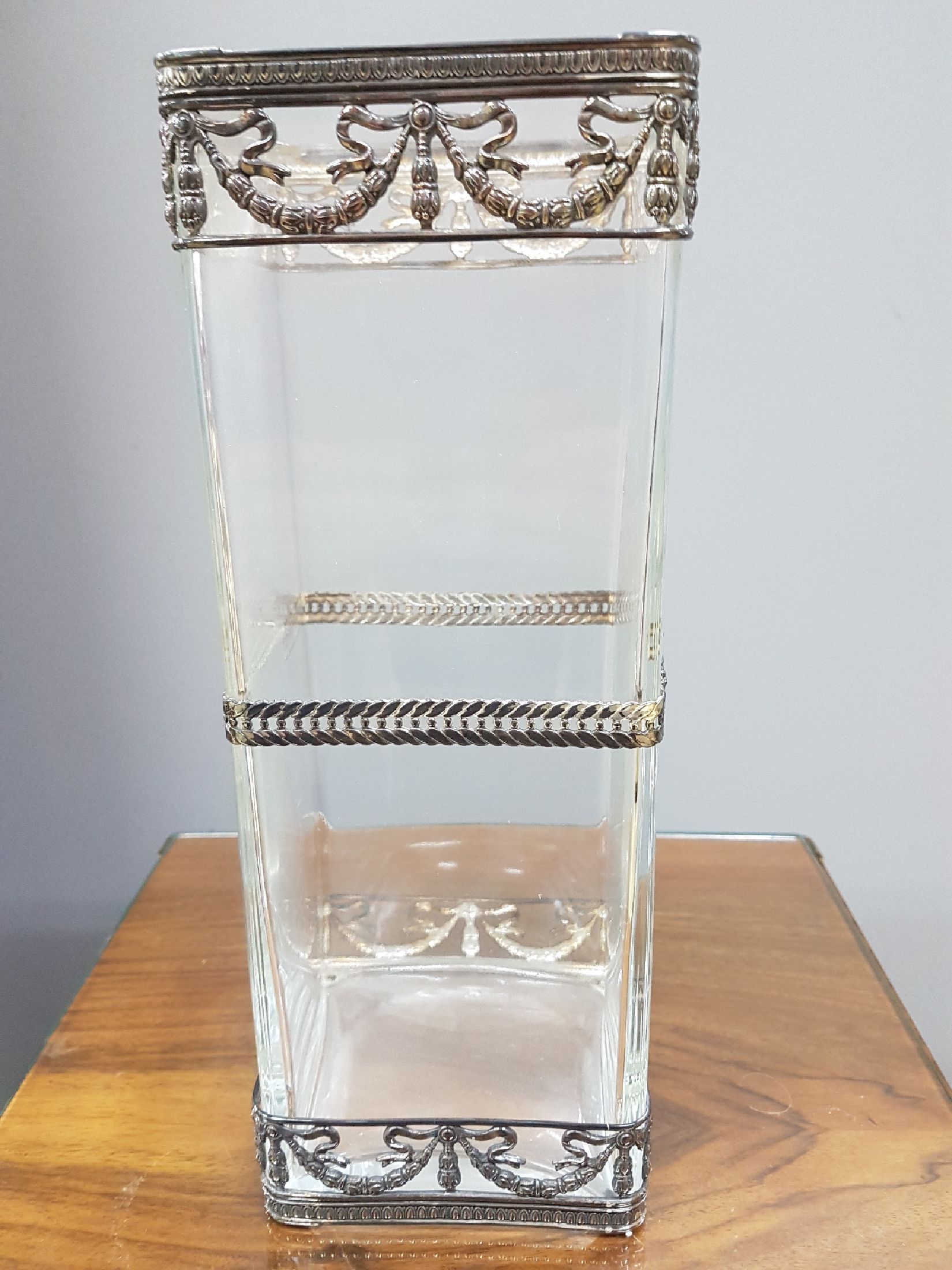 Detail e: Paar Glasvasen mit Silbermontur, um 1900, farbloses Glas, Montur gemarkt 925er-Silber, Girlanden-Fries, schauseitig mit Kartusche aus Füllhörnern ...