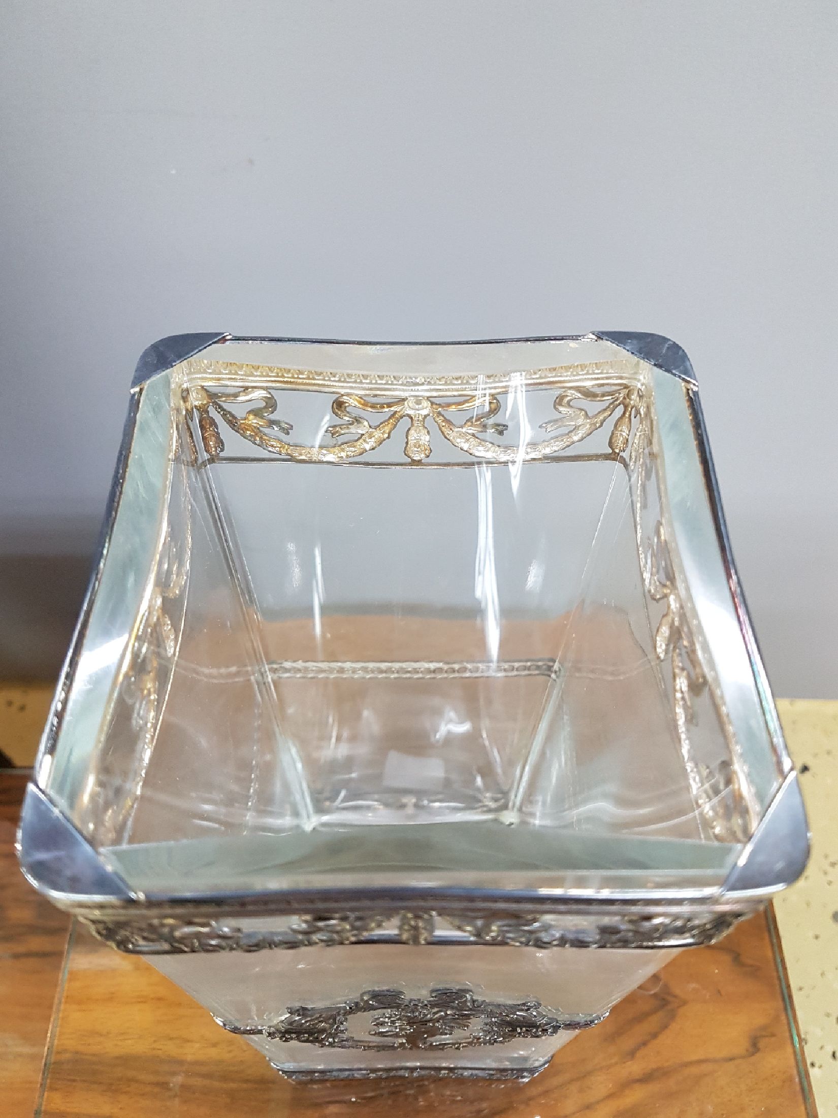 Detail f: Paar Glasvasen mit Silbermontur, um 1900, farbloses Glas, Montur gemarkt 925er-Silber, Girlanden-Fries, schauseitig mit Kartusche aus Füllhörnern ...