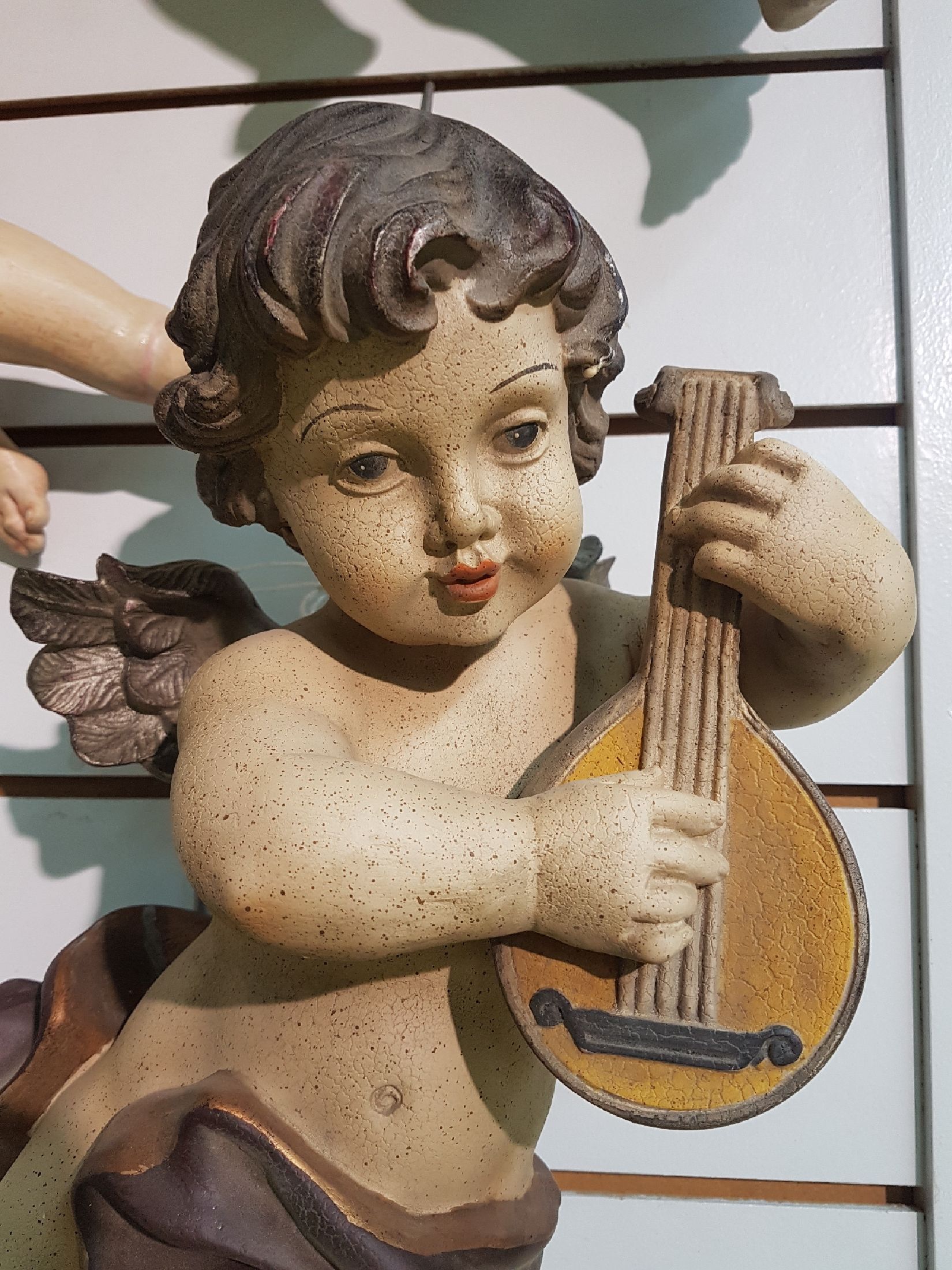 Detail b: Paar Putten, 20.Jh., Kunstguss, polychrom bemalt, Darstellung je mit Flöte und Mandoline, Alterssp., H. je. 47 cm