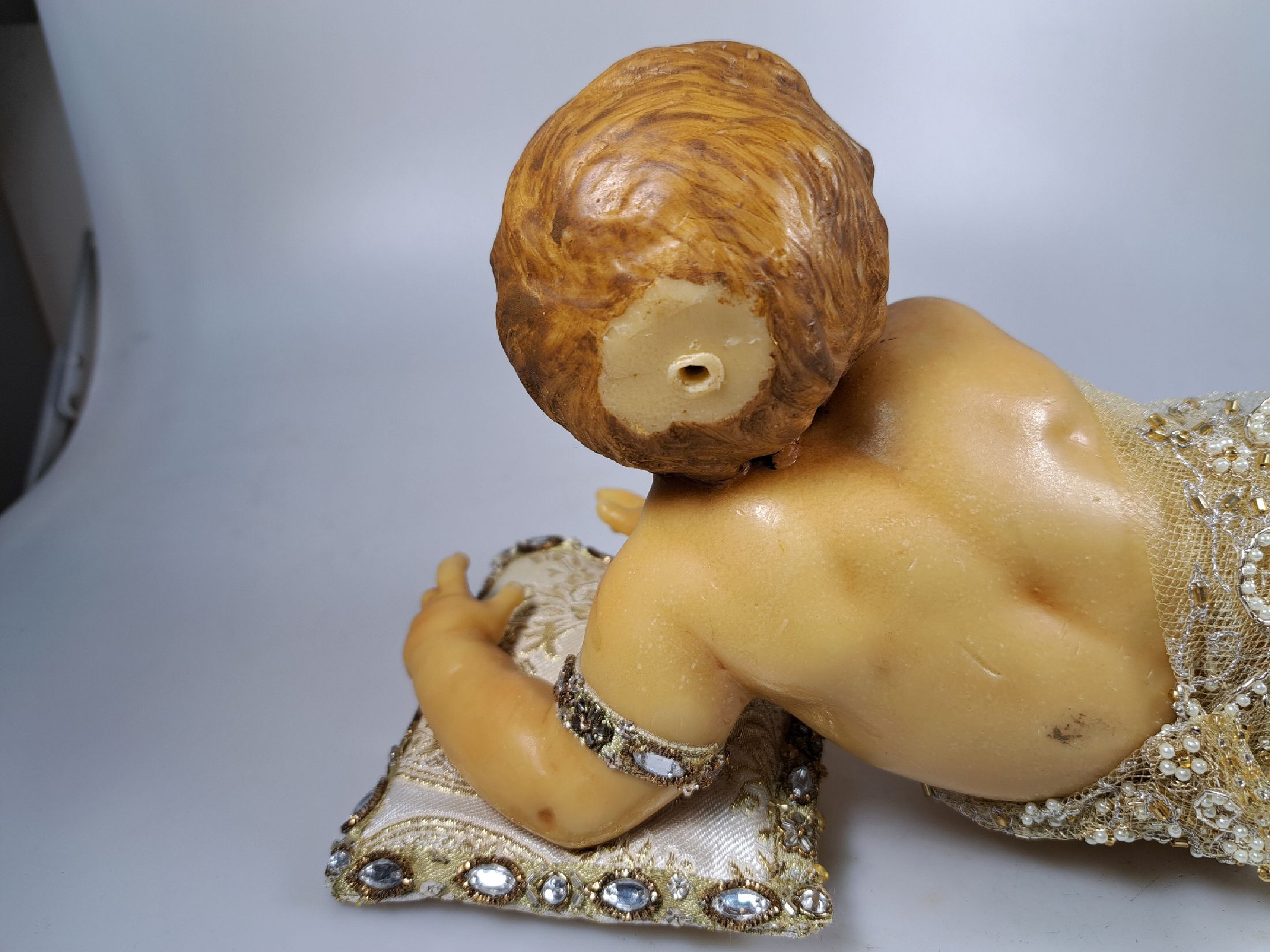 Detail f: Fatschenkind im Glasschrein, süddeutsch, 20.Jh., Wachskorpus wohl 19.Jh., Bekleidung und Auskleidung mit Spitzenbesatz und Goldbrokatstickerei, ...