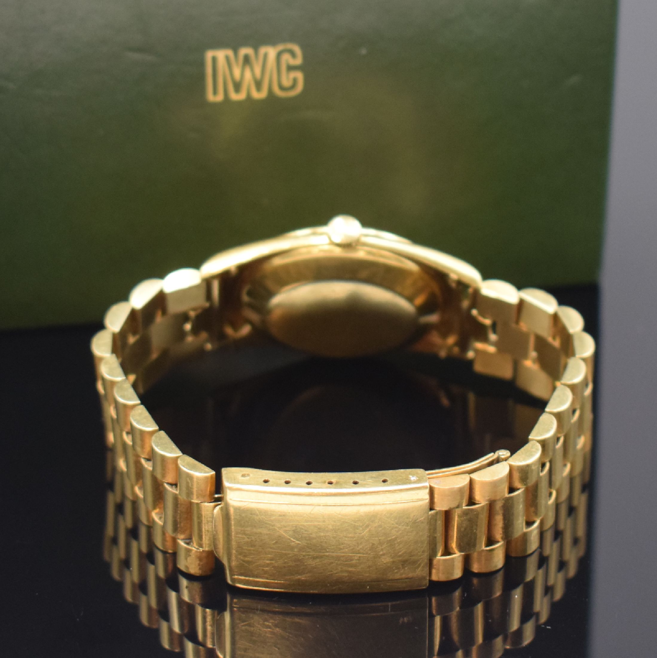 Detail b: IWC Herrenarmbanduhr in GG 750/000, Schweiz um 1964, Automatik, Boden und Glasrand aufgedr, neutr. GG 750/000 Gliederband m. Faltschl., Pie Pan ...
