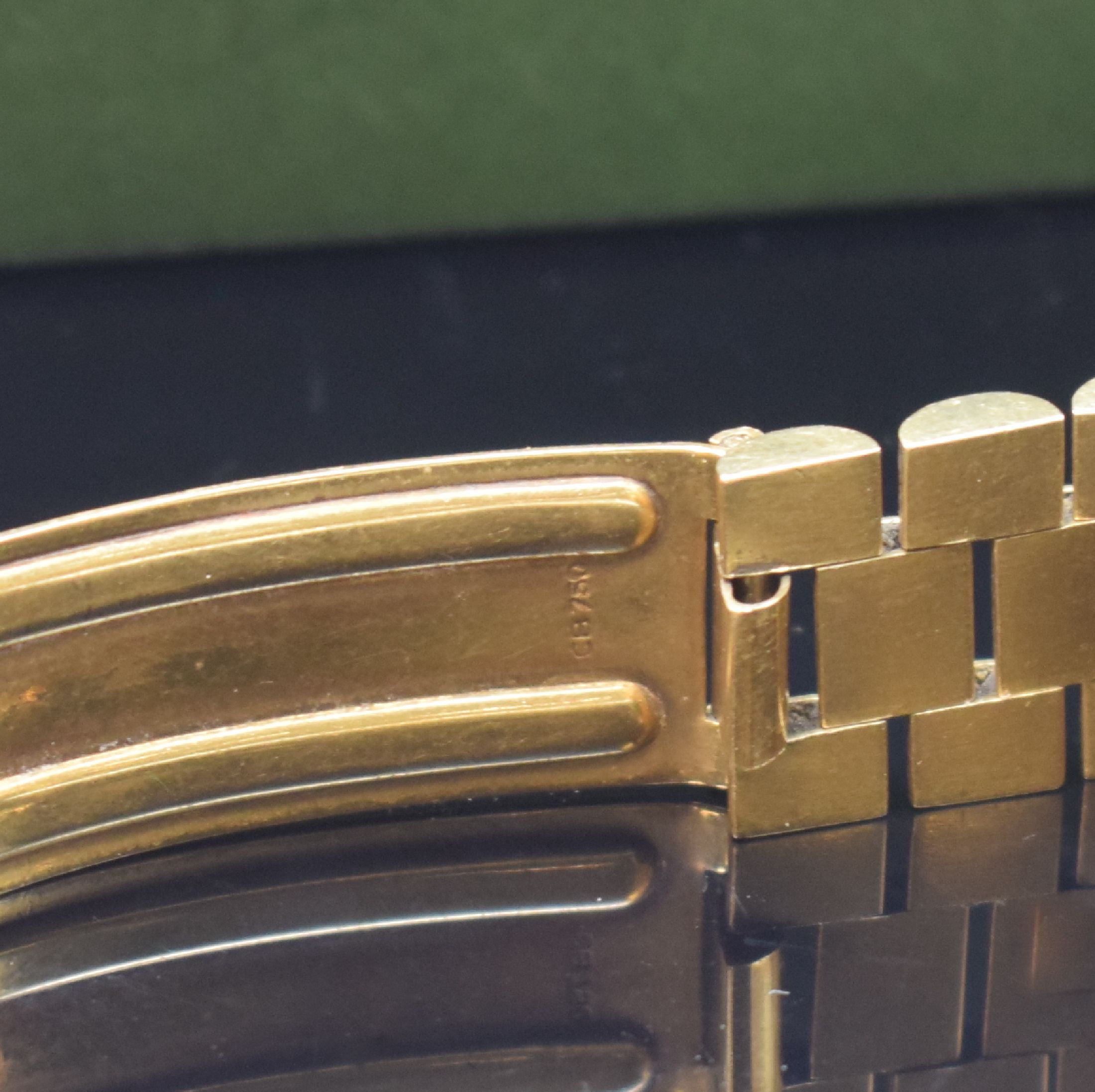 Detail c: IWC Herrenarmbanduhr in GG 750/000, Schweiz um 1964, Automatik, Boden und Glasrand aufgedr, neutr. GG 750/000 Gliederband m. Faltschl., Pie Pan ...