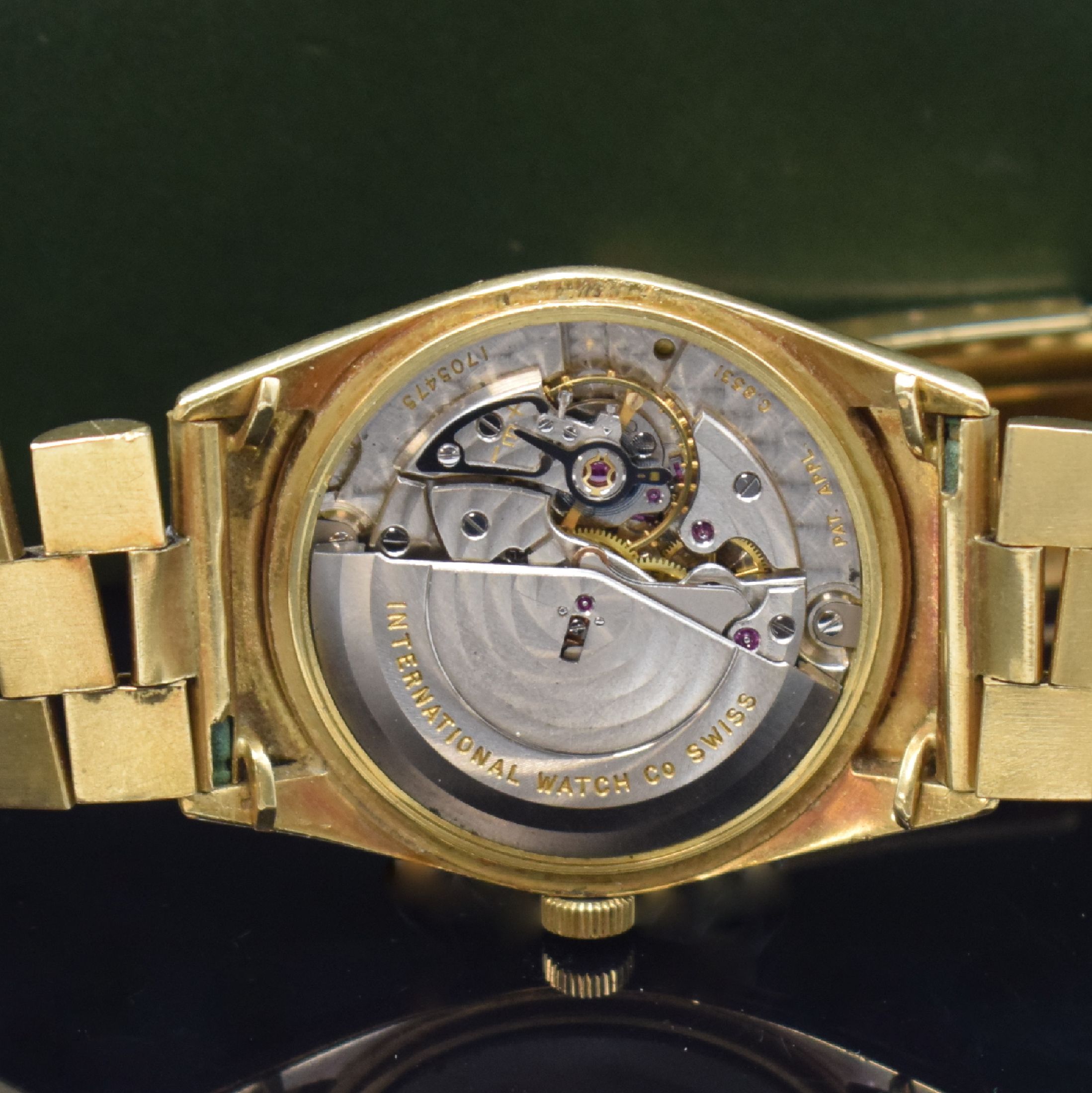 Detail g: IWC Herrenarmbanduhr in GG 750/000, Schweiz um 1964, Automatik, Boden und Glasrand aufgedr, neutr. GG 750/000 Gliederband m. Faltschl., Pie Pan ...