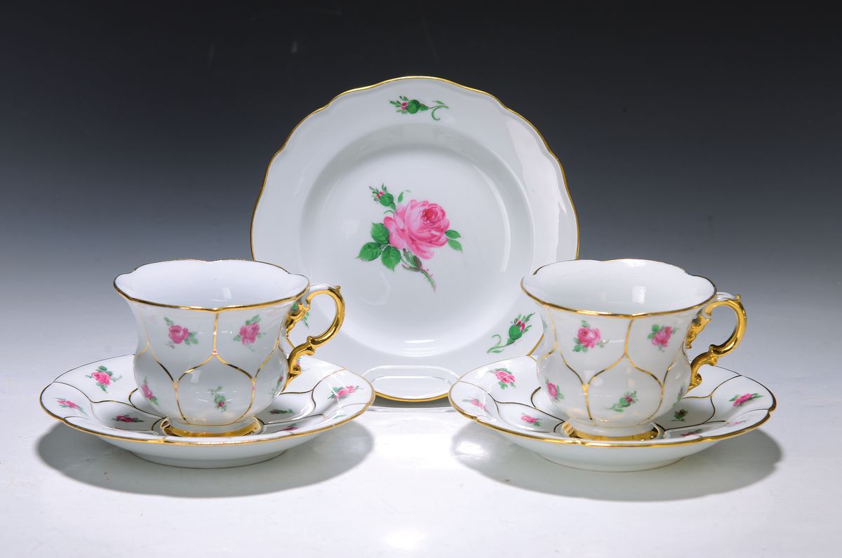 8 Tassen mit Untertassen, Meissen, vor 1924, 2. Wahl, Röschendekor, dazu 5 Dessertteller rote Rose, handbemalt, Goldstaffage