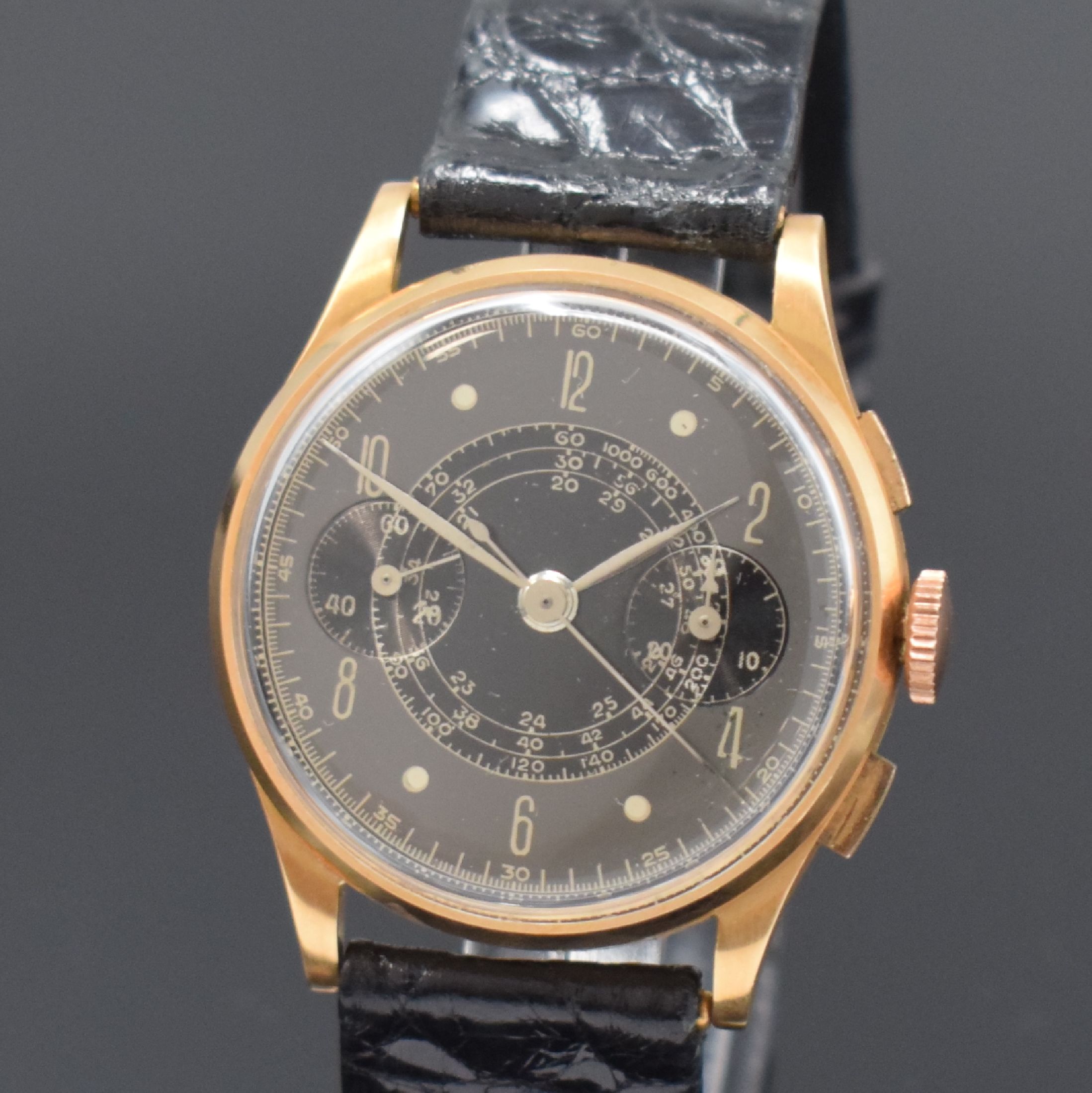 Detail a: Armbandchronograph in RG 750/000, Schweiz um 1950, Handaufzug, Boden und Glasrand aufgedr., schwarz/graues Duoton-Zifferbl., Kal. Landeron 48, 17 ...