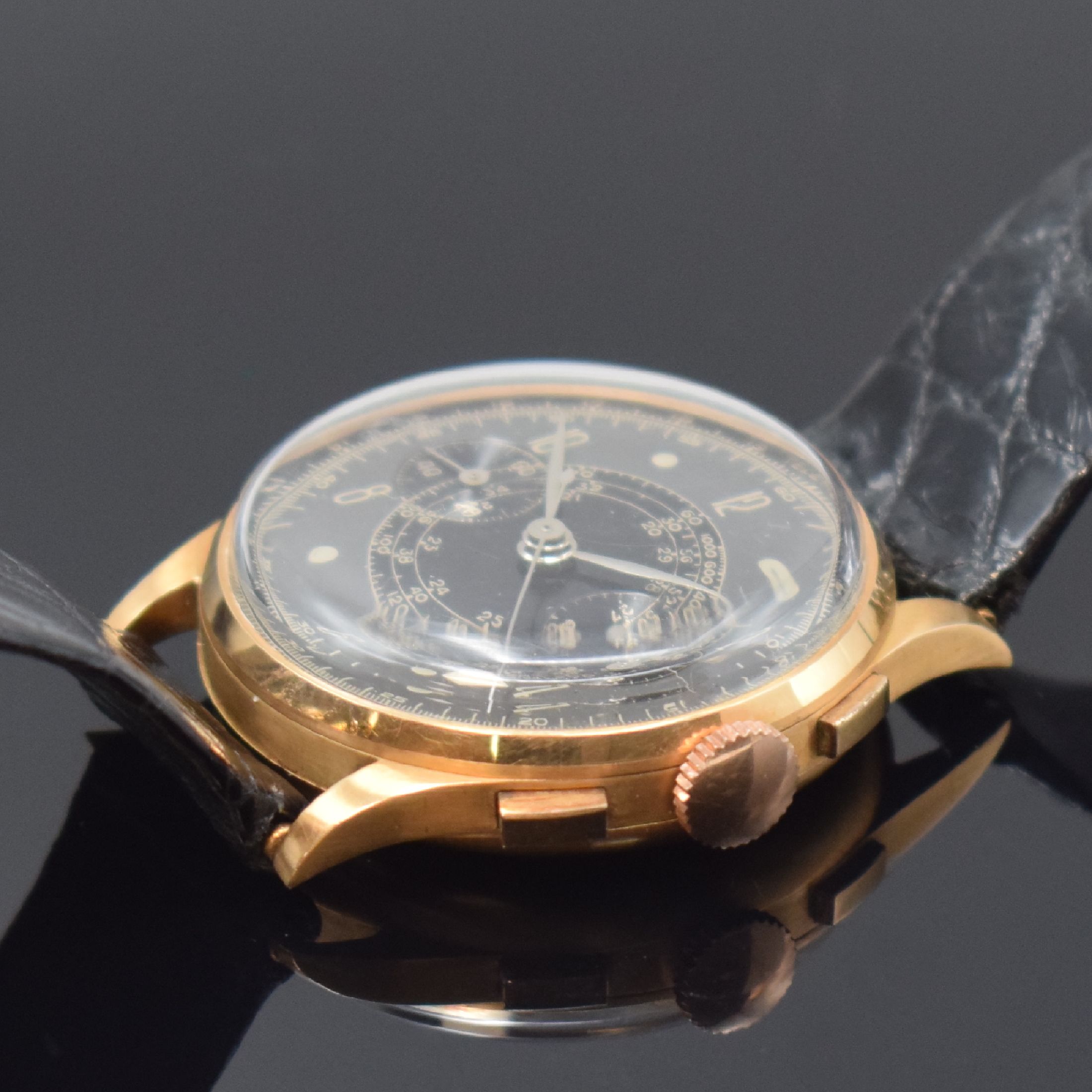 Detail b: Armbandchronograph in RG 750/000, Schweiz um 1950, Handaufzug, Boden und Glasrand aufgedr., schwarz/graues Duoton-Zifferbl., Kal. Landeron 48, 17 ...