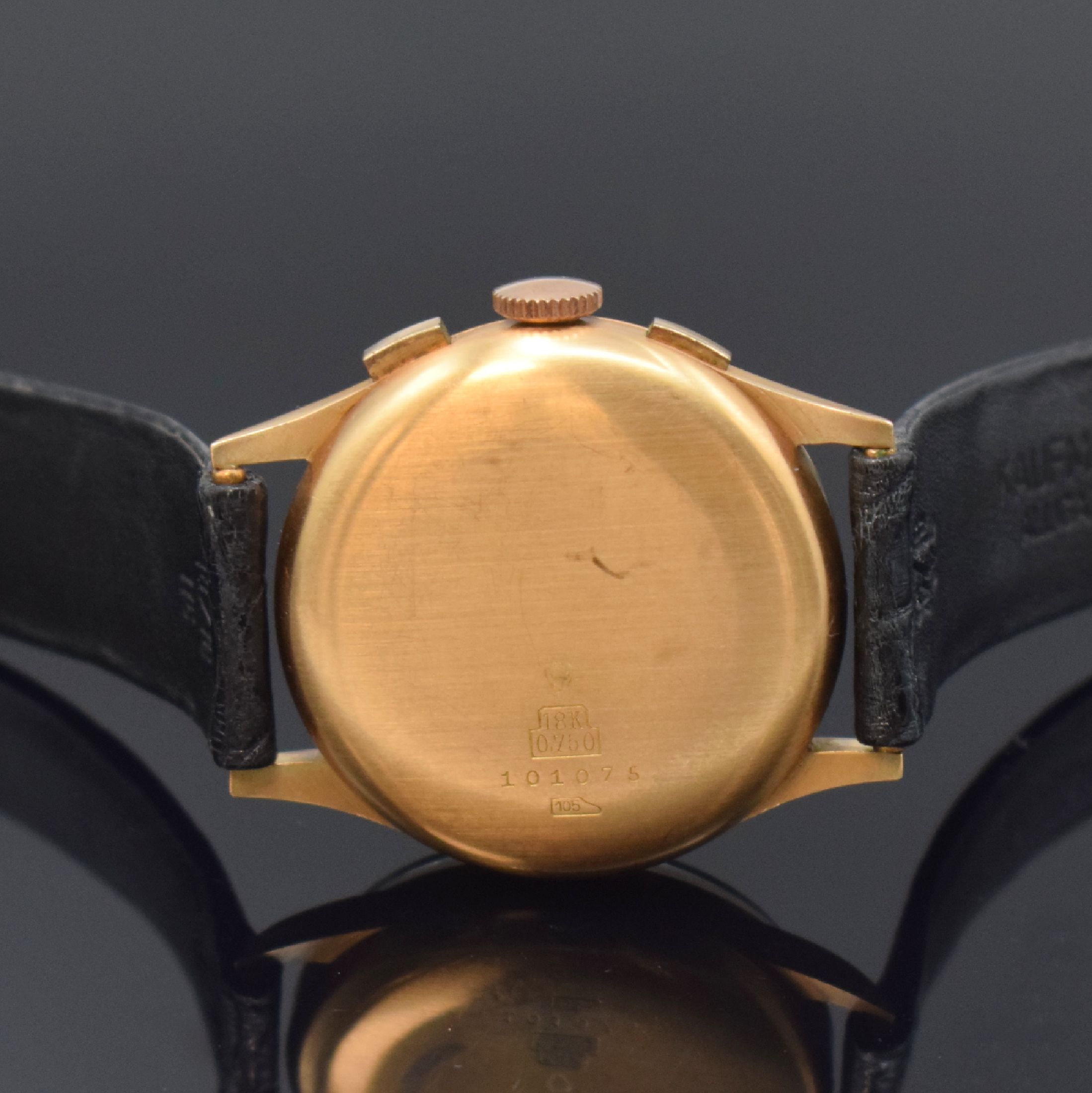 Detail c: Armbandchronograph in RG 750/000, Schweiz um 1950, Handaufzug, Boden und Glasrand aufgedr., schwarz/graues Duoton-Zifferbl., Kal. Landeron 48, 17 ...