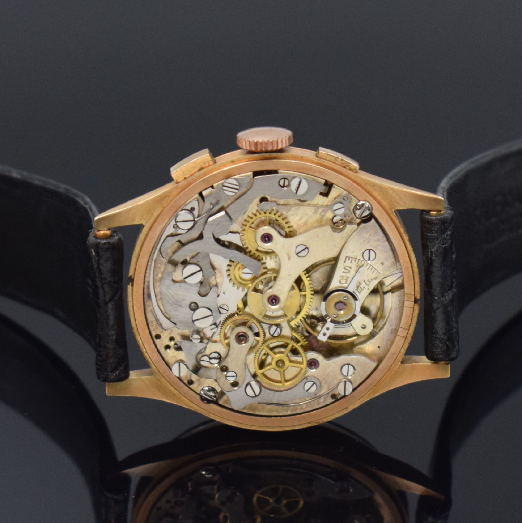 Detail d: Armbandchronograph in RG 750/000, Schweiz um 1950, Handaufzug, Boden und Glasrand aufgedr., schwarz/graues Duoton-Zifferbl., Kal. Landeron 48, 17 ...