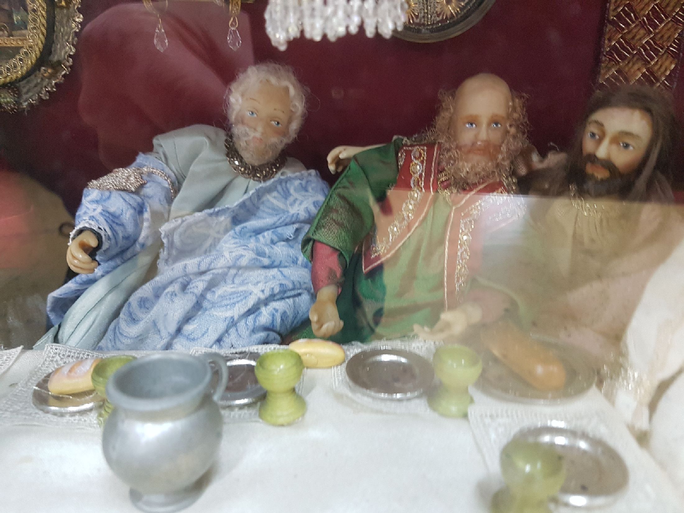 Detail b: Großes Eingericht: Das letzte Abendmahl, 20.Jh., dreiseitig verglaster Schrein, 13 Wachsfiguren, Bekleidung und Einrichtung mit Spitzenbesatz und ...