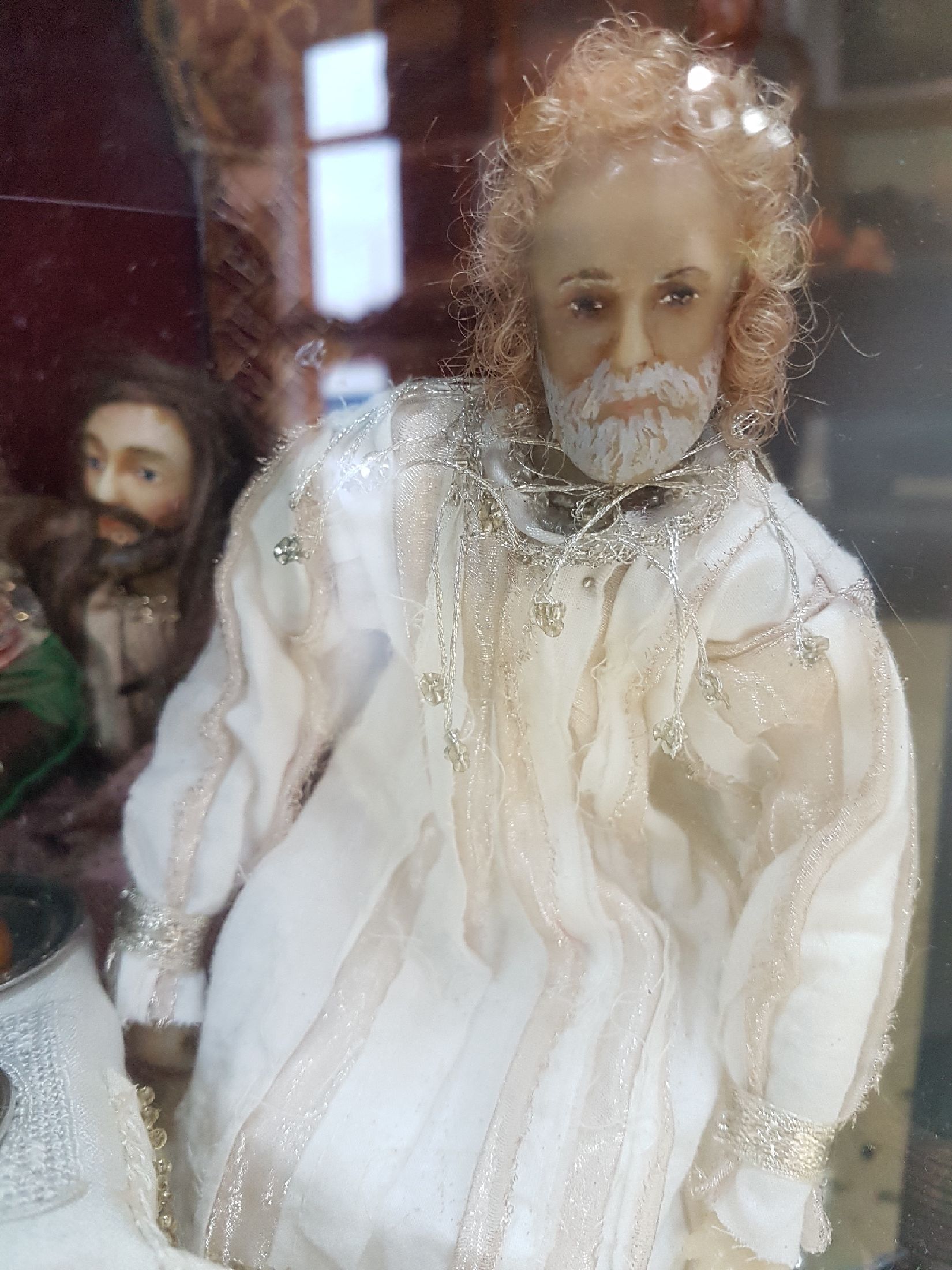 Detail c: Großes Eingericht: Das letzte Abendmahl, 20.Jh., dreiseitig verglaster Schrein, 13 Wachsfiguren, Bekleidung und Einrichtung mit Spitzenbesatz und ...