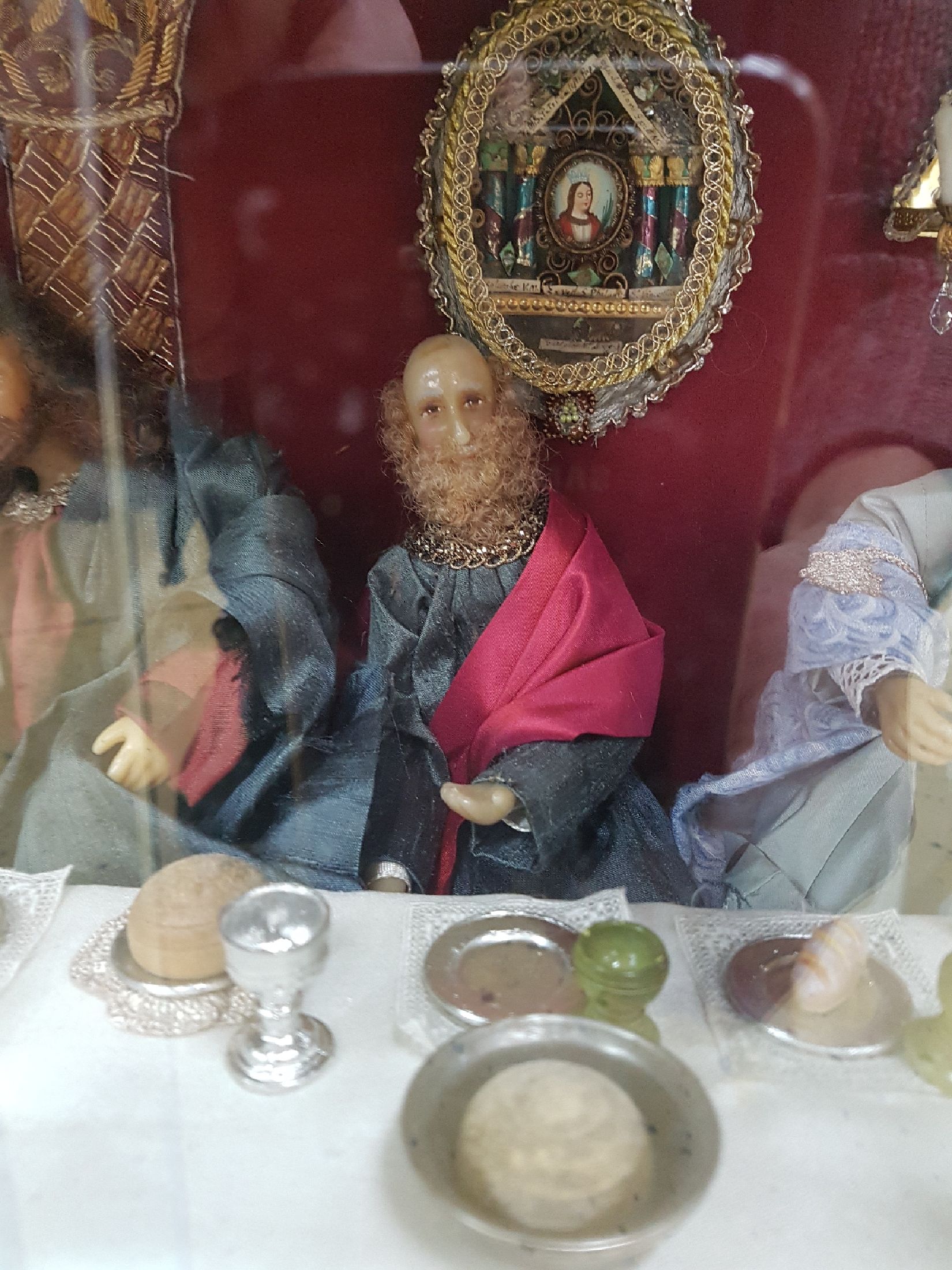 Detail d: Großes Eingericht: Das letzte Abendmahl, 20.Jh., dreiseitig verglaster Schrein, 13 Wachsfiguren, Bekleidung und Einrichtung mit Spitzenbesatz und ...