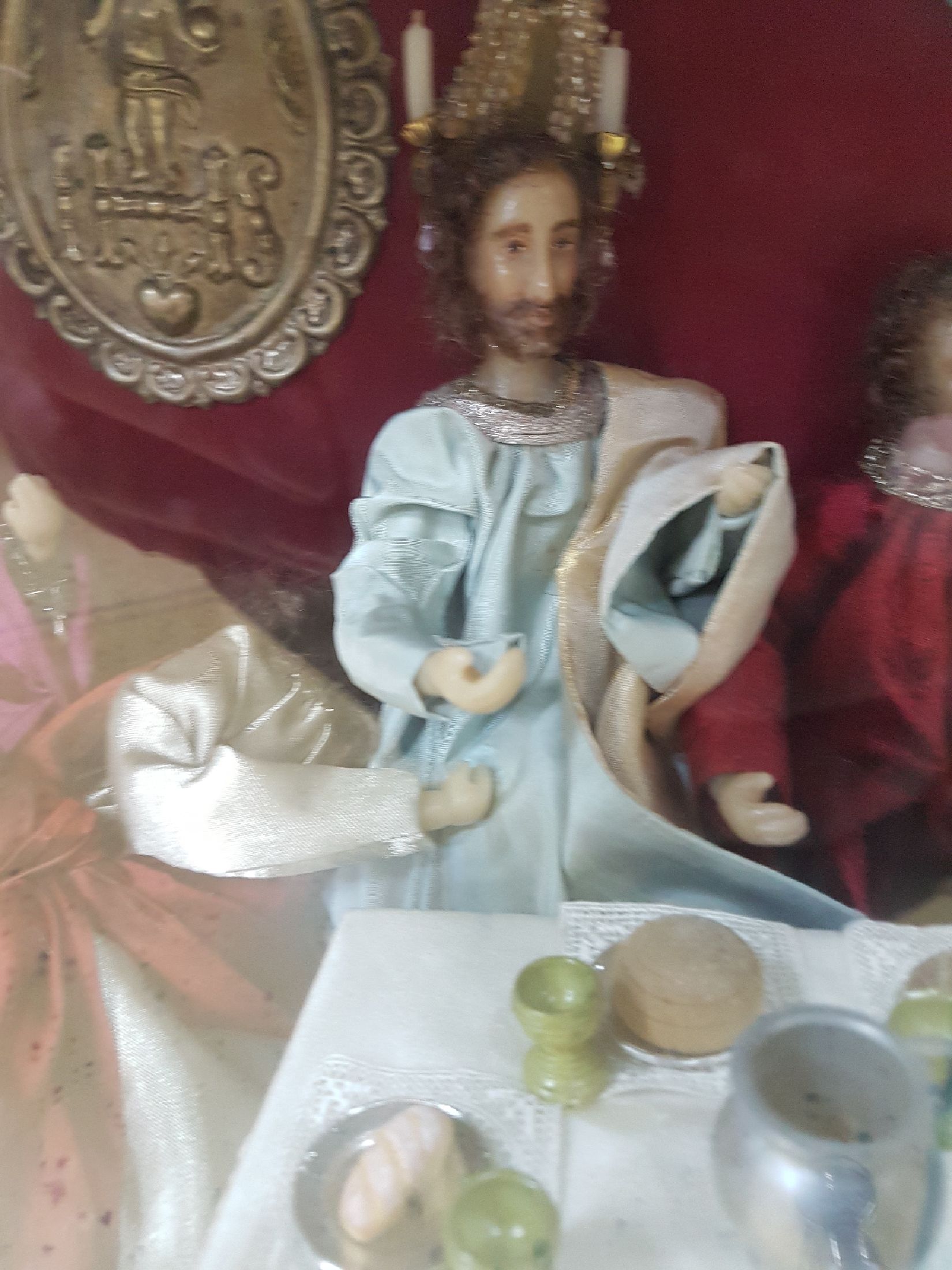 Detail f: Großes Eingericht: Das letzte Abendmahl, 20.Jh., dreiseitig verglaster Schrein, 13 Wachsfiguren, Bekleidung und Einrichtung mit Spitzenbesatz und ...