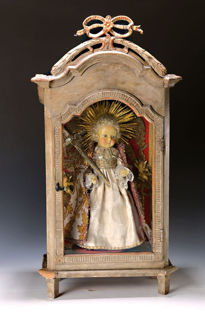 Fatschenkind im Glasschrein, süddeutsch, Ende 19.Jh., Wachskorpus, Bekleidung und Rückwand mit Goldbrokatstickerei, stehender Christus als ...