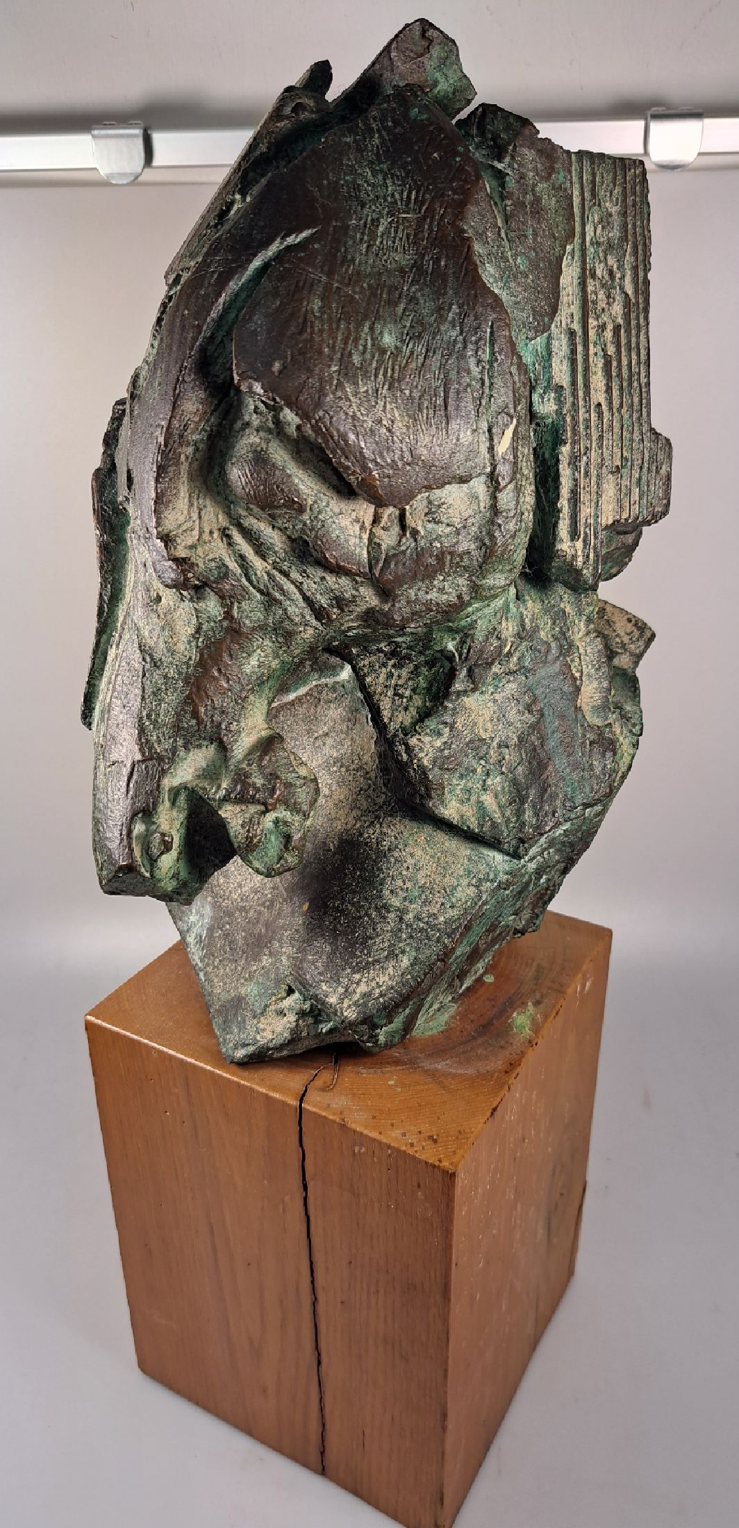 Detail a: Nag Arnoldi, Locarno 1928-2017 Lugano, abstrakter Pferdekopf, Bronze, teils grün patiniert, sign. Nag, num. 2/3, H. ca. 30cm, Holzsockel, Gesamth. ...