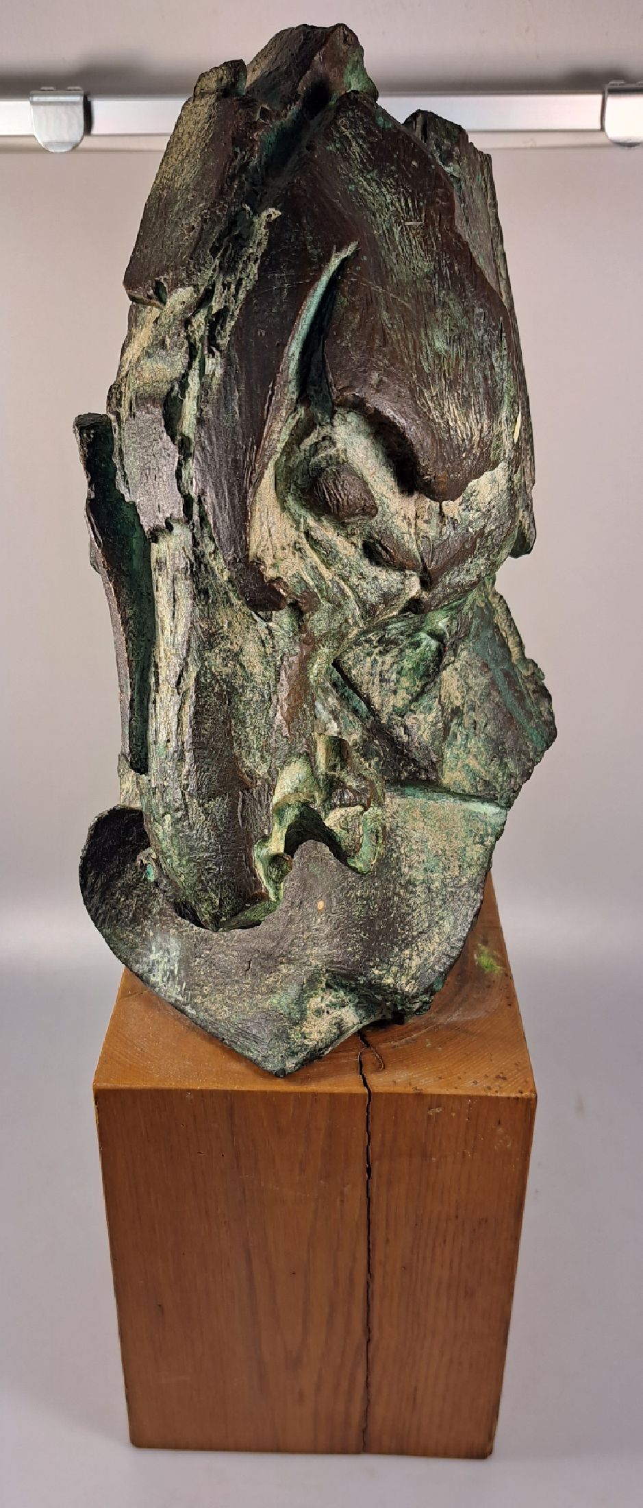 Detail b: Nag Arnoldi, Locarno 1928-2017 Lugano, abstrakter Pferdekopf, Bronze, teils grün patiniert, sign. Nag, num. 2/3, H. ca. 30cm, Holzsockel, Gesamth. ...