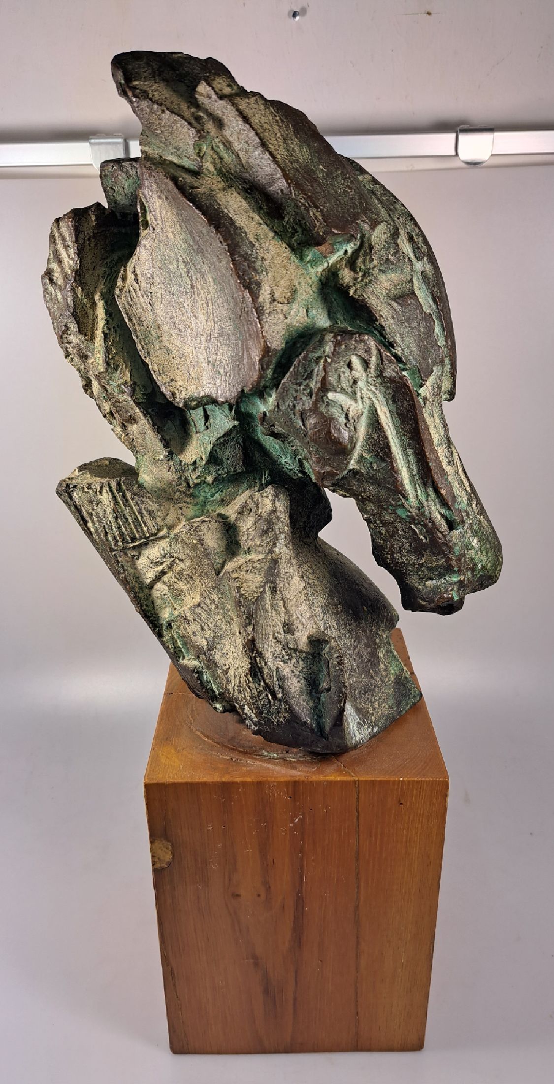 Detail c: Nag Arnoldi, Locarno 1928-2017 Lugano, abstrakter Pferdekopf, Bronze, teils grün patiniert, sign. Nag, num. 2/3, H. ca. 30cm, Holzsockel, Gesamth. ...