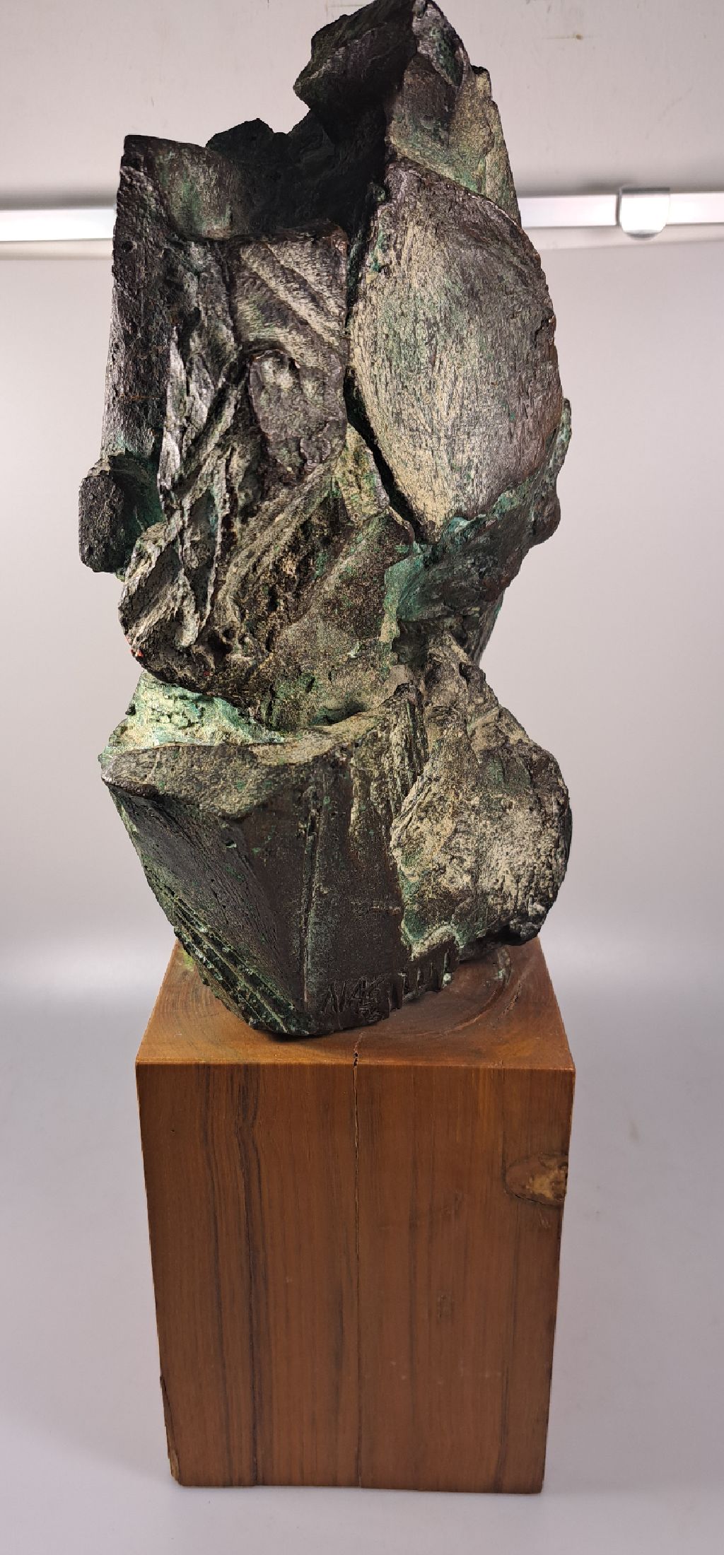 Detail d: Nag Arnoldi, Locarno 1928-2017 Lugano, abstrakter Pferdekopf, Bronze, teils grün patiniert, sign. Nag, num. 2/3, H. ca. 30cm, Holzsockel, Gesamth. ...