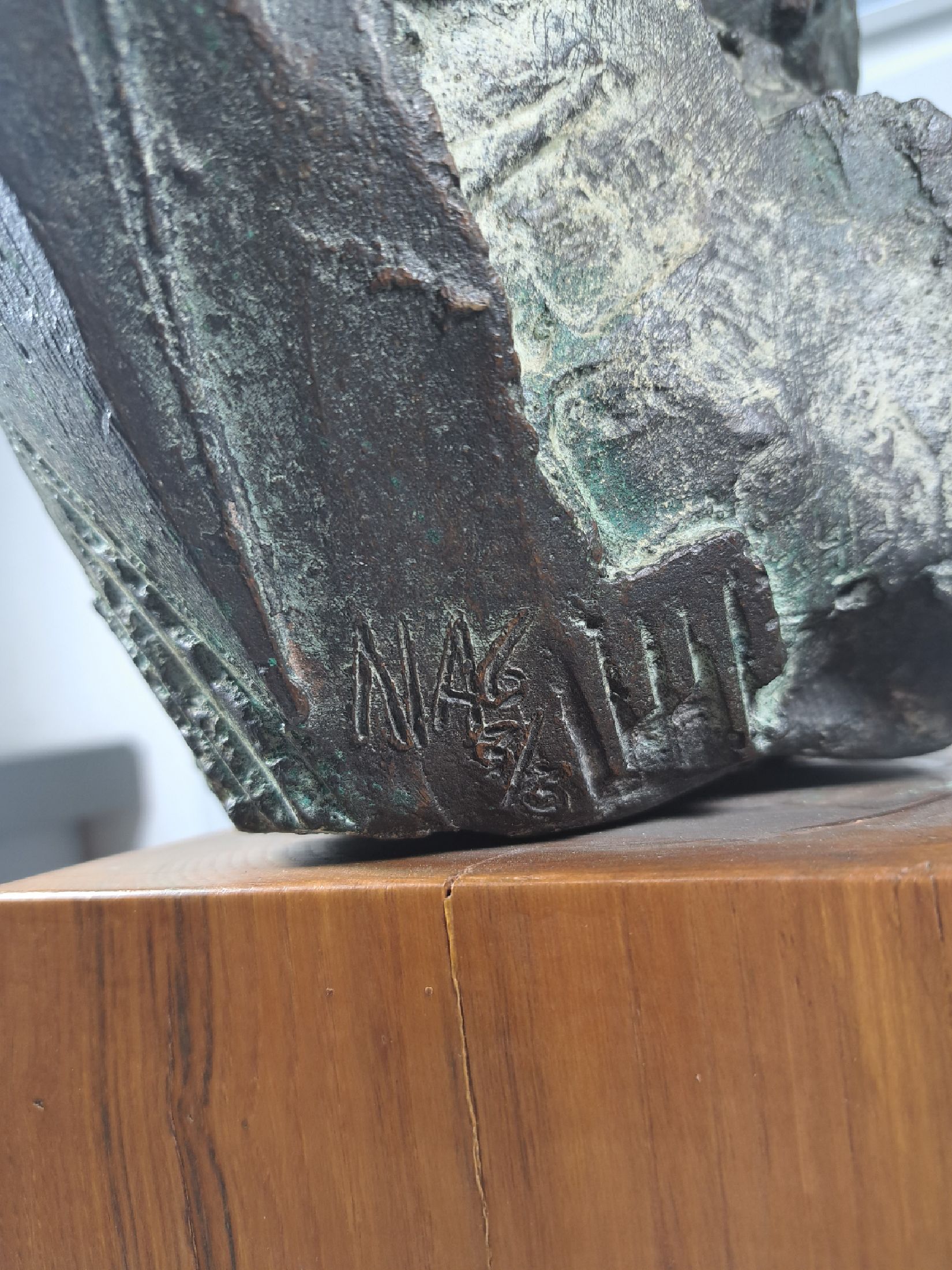 Detail e: Nag Arnoldi, Locarno 1928-2017 Lugano, abstrakter Pferdekopf, Bronze, teils grün patiniert, sign. Nag, num. 2/3, H. ca. 30cm, Holzsockel, Gesamth. ...
