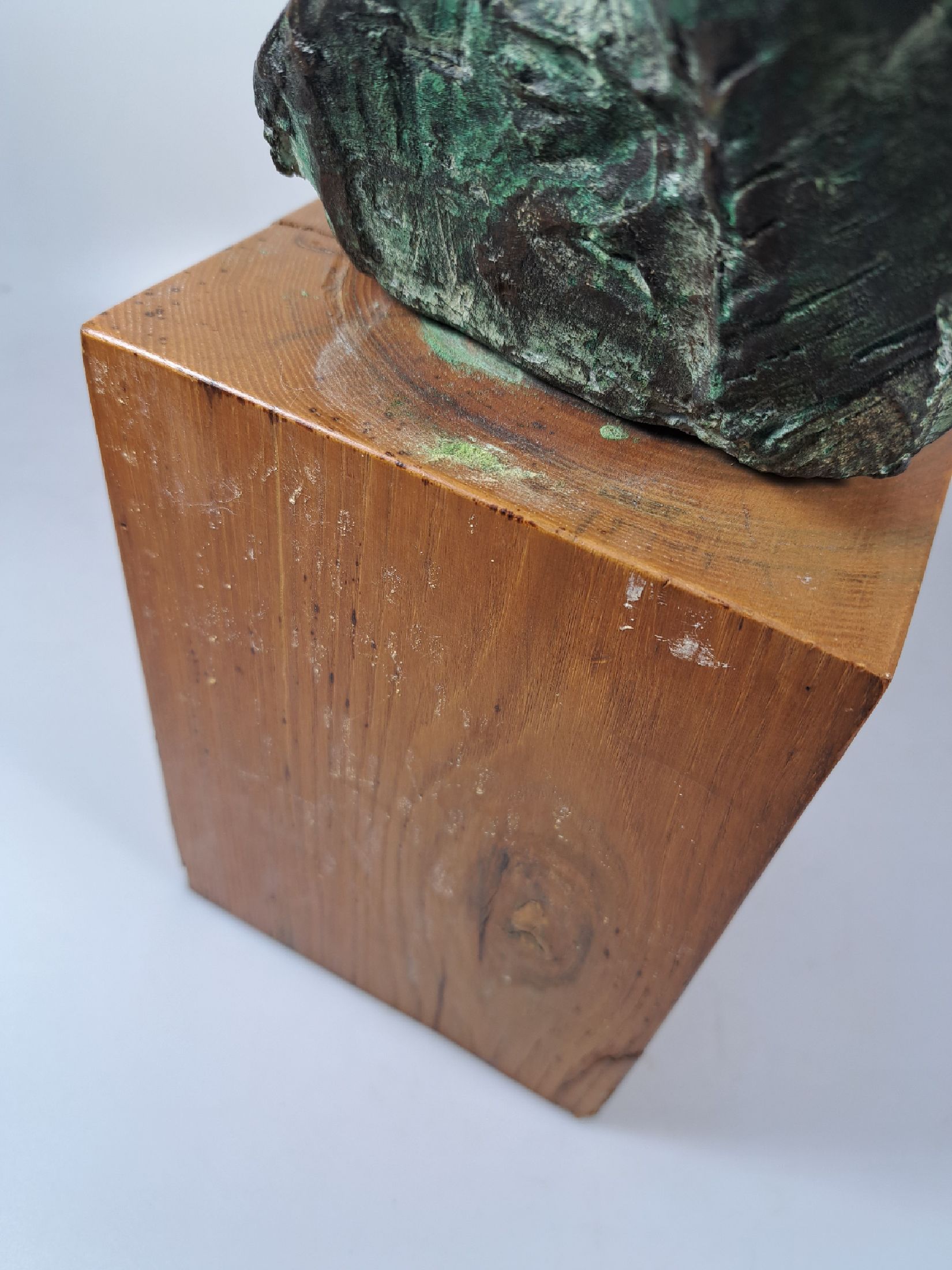 Detail f: Nag Arnoldi, Locarno 1928-2017 Lugano, abstrakter Pferdekopf, Bronze, teils grün patiniert, sign. Nag, num. 2/3, H. ca. 30cm, Holzsockel, Gesamth. ...