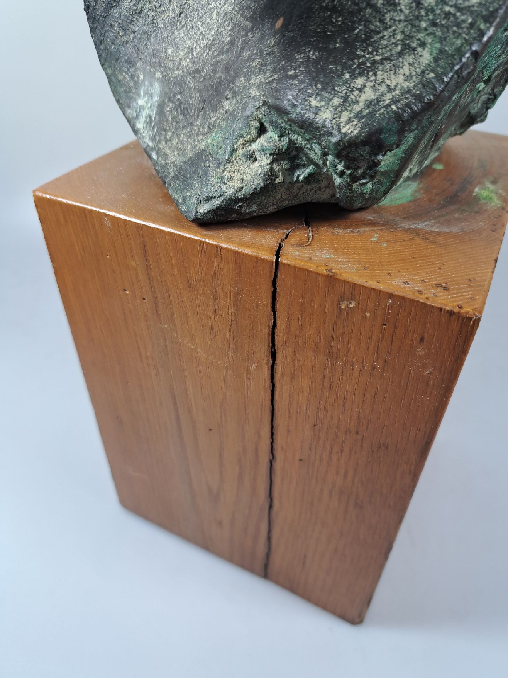 Detail g: Nag Arnoldi, Locarno 1928-2017 Lugano, abstrakter Pferdekopf, Bronze, teils grün patiniert, sign. Nag, num. 2/3, H. ca. 30cm, Holzsockel, Gesamth. ...
