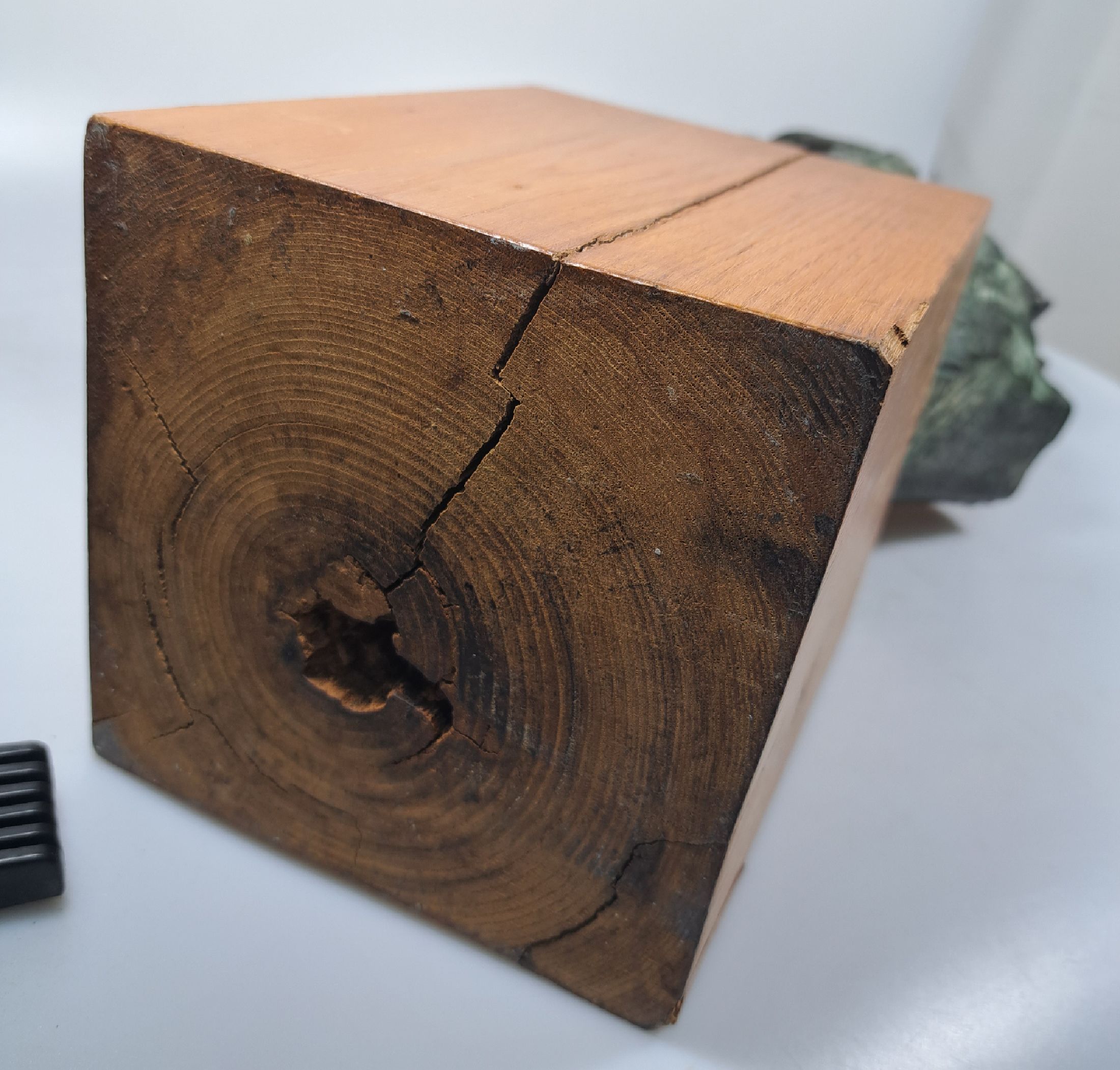 Detail i: Nag Arnoldi, Locarno 1928-2017 Lugano, abstrakter Pferdekopf, Bronze, teils grün patiniert, sign. Nag, num. 2/3, H. ca. 30cm, Holzsockel, Gesamth. ...
