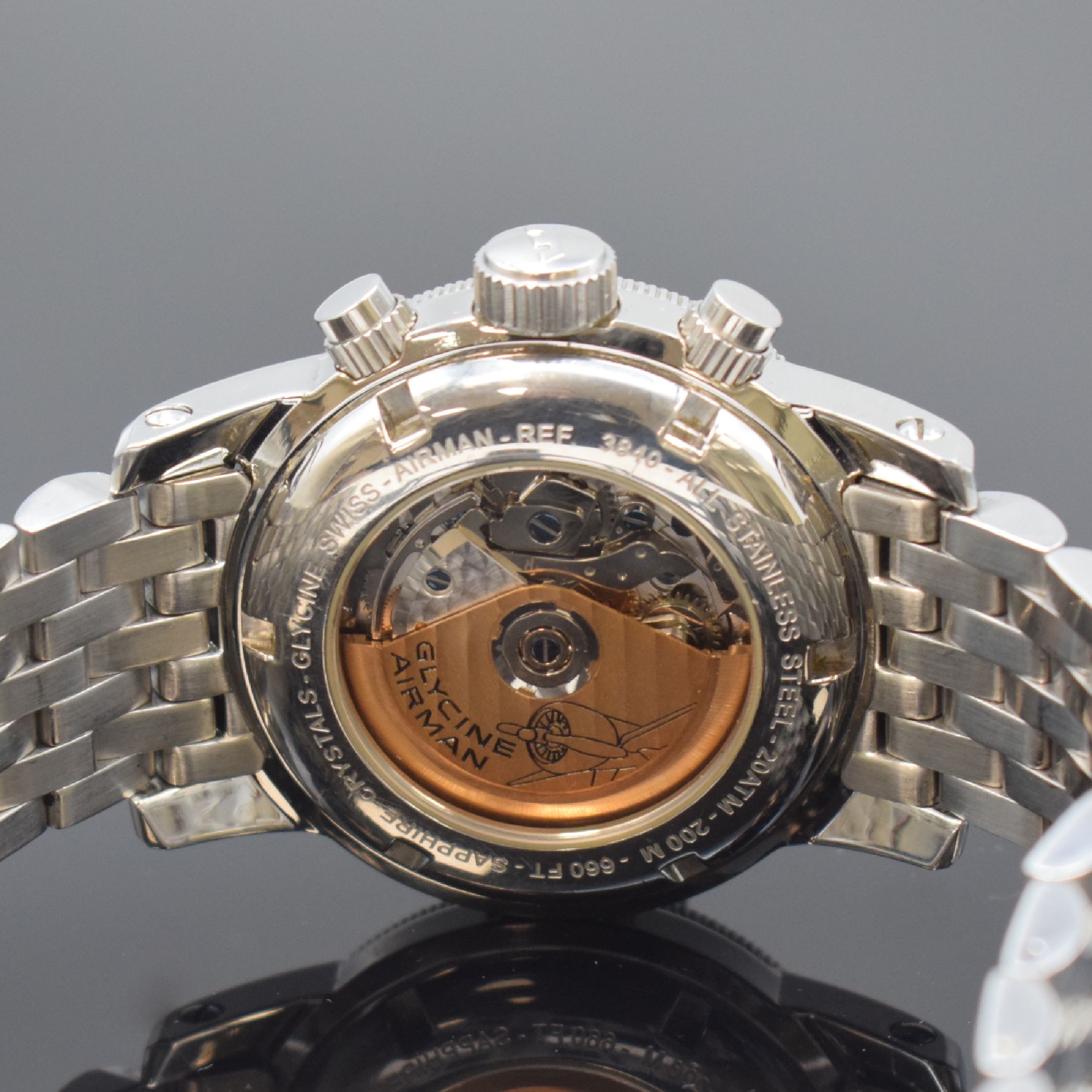 Detail d: GLYCINE Herrenarmbanduhr Airman Referenz 3840, Automatik, Schweiz um 2011, Edelstahlgeh. inkl. Gliederband m. dopp. Faltschl., Boden, Krone und ...