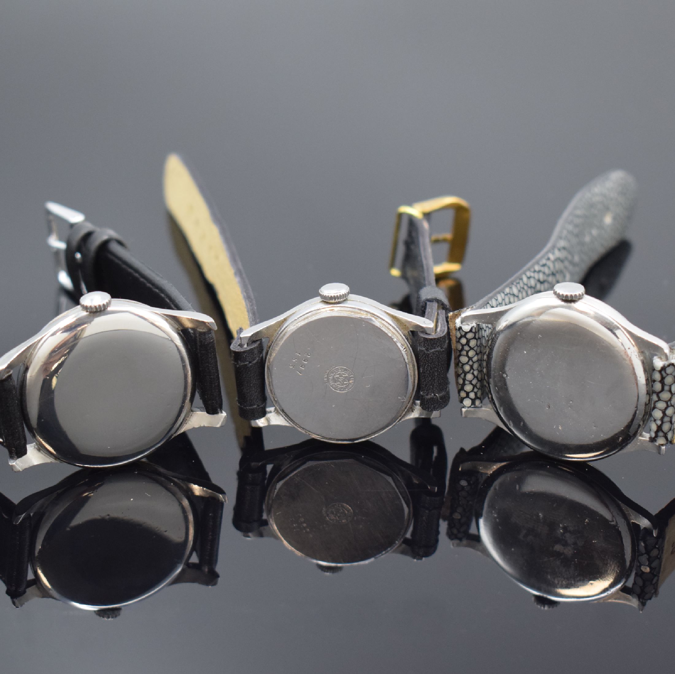 Detail d: LONGINES 3 Armbanduhren in Stahl, Schweiz ca. 1942-1953, verg. Werke, 1) gedr. Geh., Zifferbl. rest., Kaliber 12.68Z, 15 Steine, Komp.-Unruh, D. ca. ...