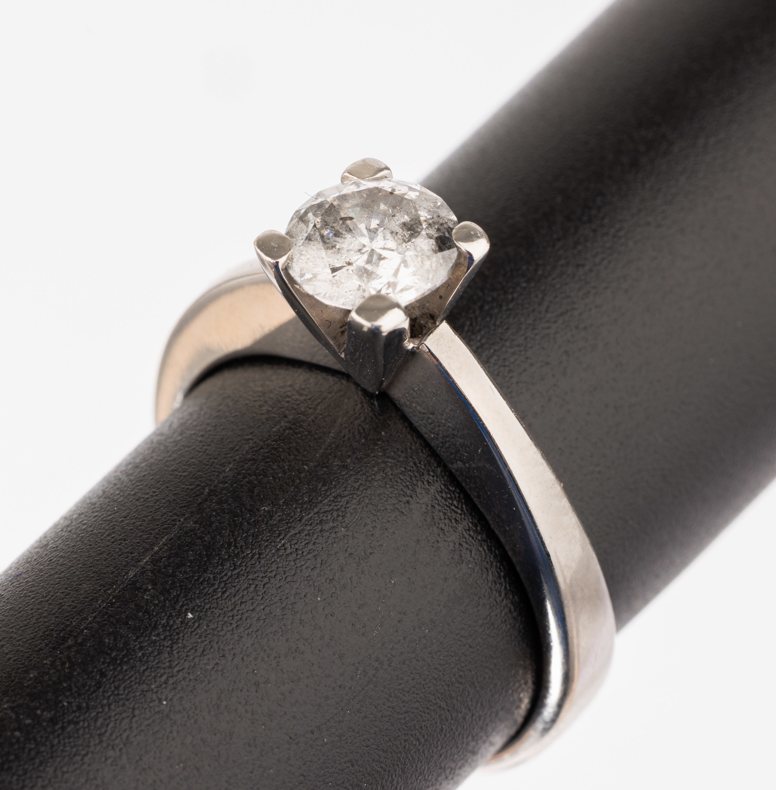 18 kt Gold Brillant-Ring, WG 750/000, massive Ausführung, Brillant-Solitär ca. 1.10 ct Weiß/p2, RW 61, ca. 7.6 g