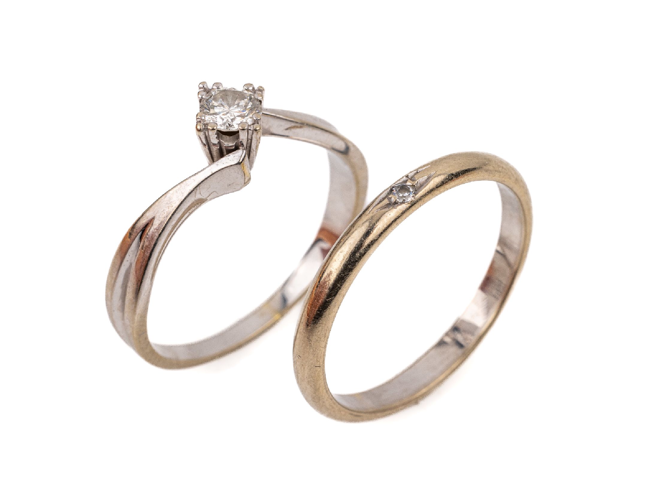 Konvolut 2 18 kt Gold Brillant-Ringe, WG 750/000, 1 x 1 Brillant ca. 0.25 ct Weiß/p,pers. Inschrift, 1 x Bandring mit Imitation, ca. 6.3 g, RW 59