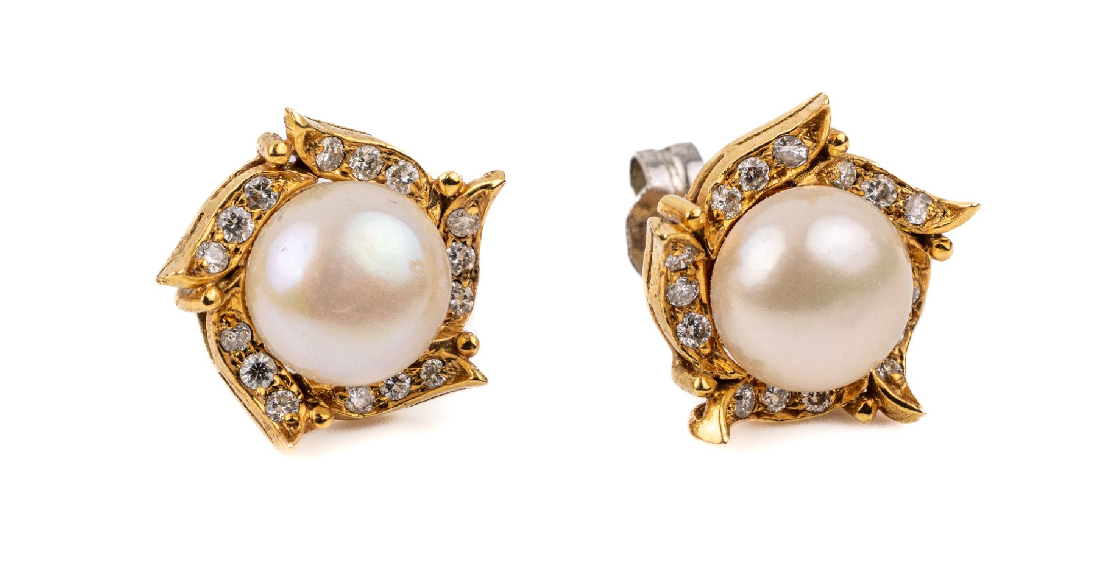 Paar 18 kt Gold Perl-Brillant-Ohrstecker, GG 750/000 gepr., abstrakte Gestaltung, 2 Zuchtperlen, D. ca. 7.9 mm, 30 Brillanten zus.ca. 0.30 ct ...