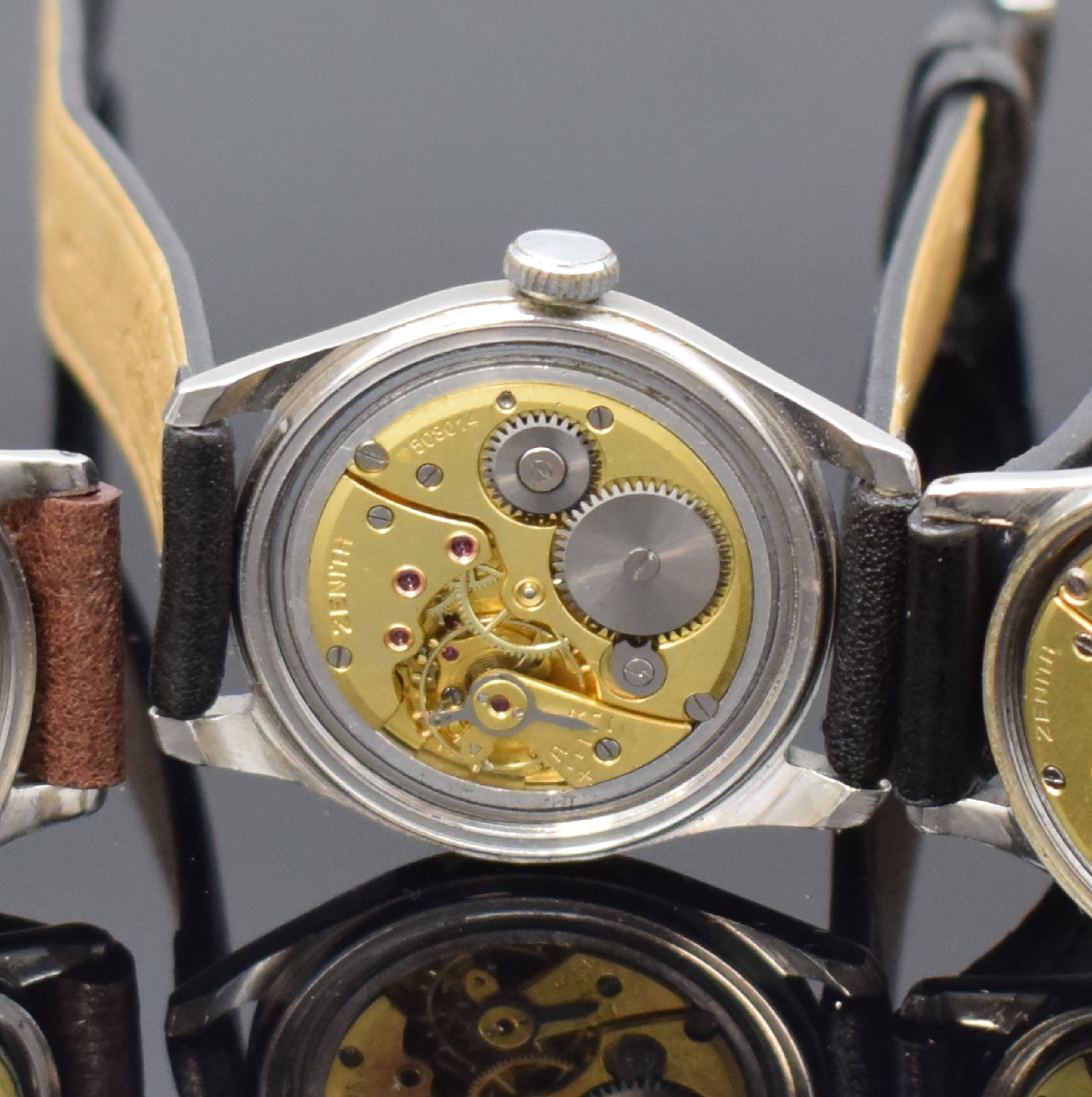 Detail d: ZENITH 3 verschraubte Armbanduhren in Stahl, Schweiz um 1945, Handaufzug, verg. Werke Kaliber 106, 15 Steine, Gluc.-Unruh, 1.) schwarzes Glanzblatt ...