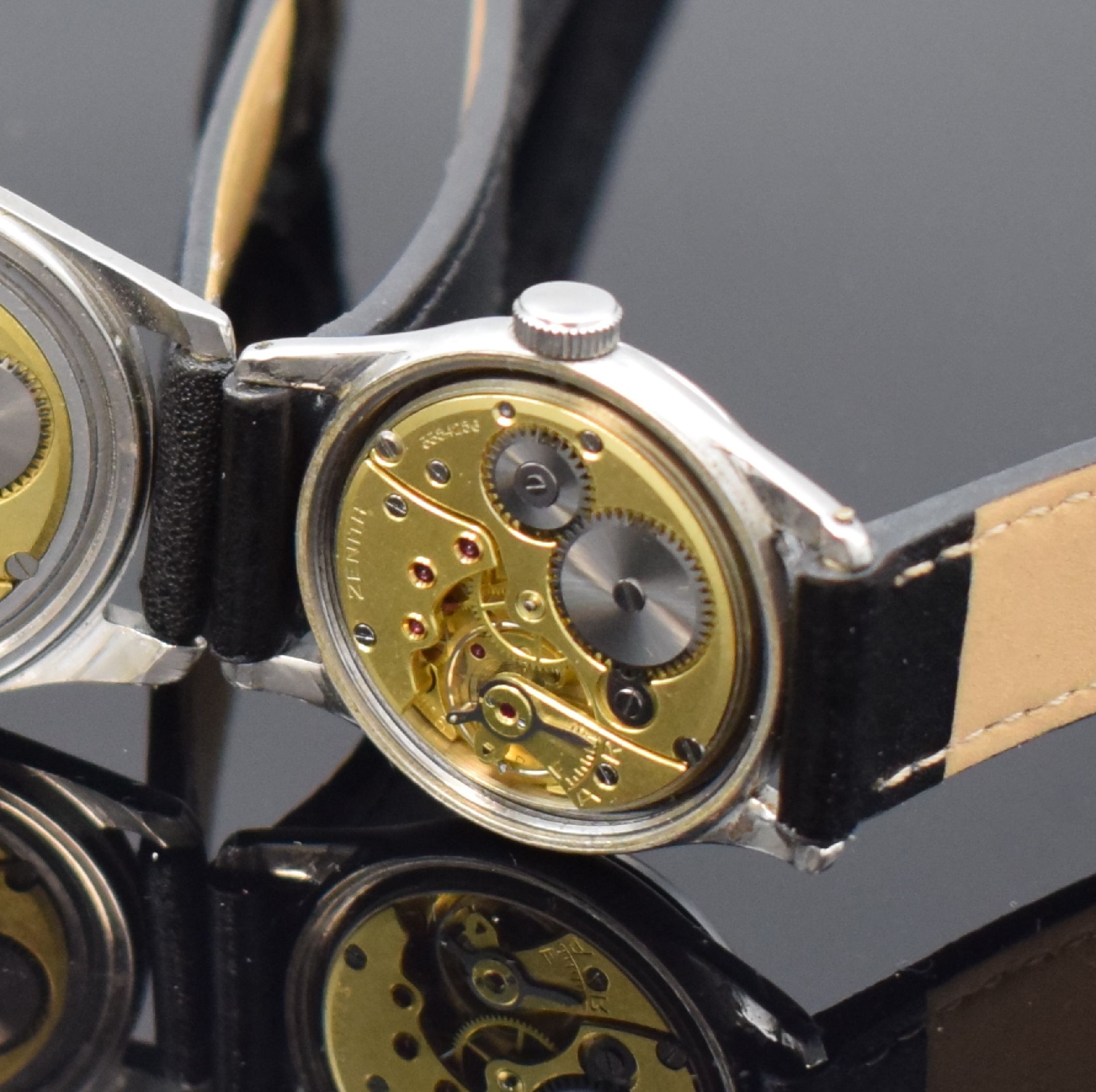Detail e: ZENITH 3 verschraubte Armbanduhren in Stahl, Schweiz um 1945, Handaufzug, verg. Werke Kaliber 106, 15 Steine, Gluc.-Unruh, 1.) schwarzes Glanzblatt ...
