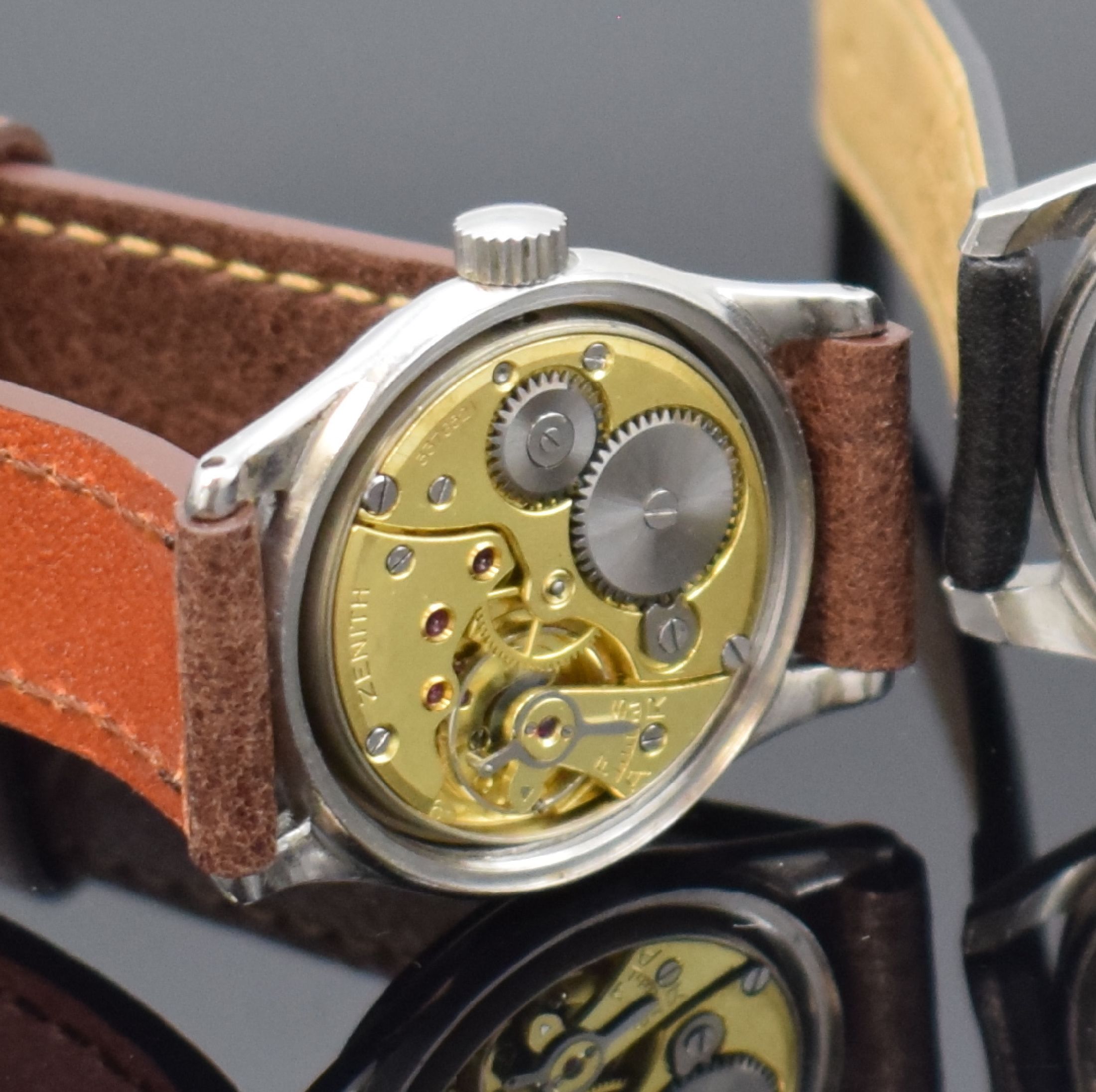 Detail f: ZENITH 3 verschraubte Armbanduhren in Stahl, Schweiz um 1945, Handaufzug, verg. Werke Kaliber 106, 15 Steine, Gluc.-Unruh, 1.) schwarzes Glanzblatt ...