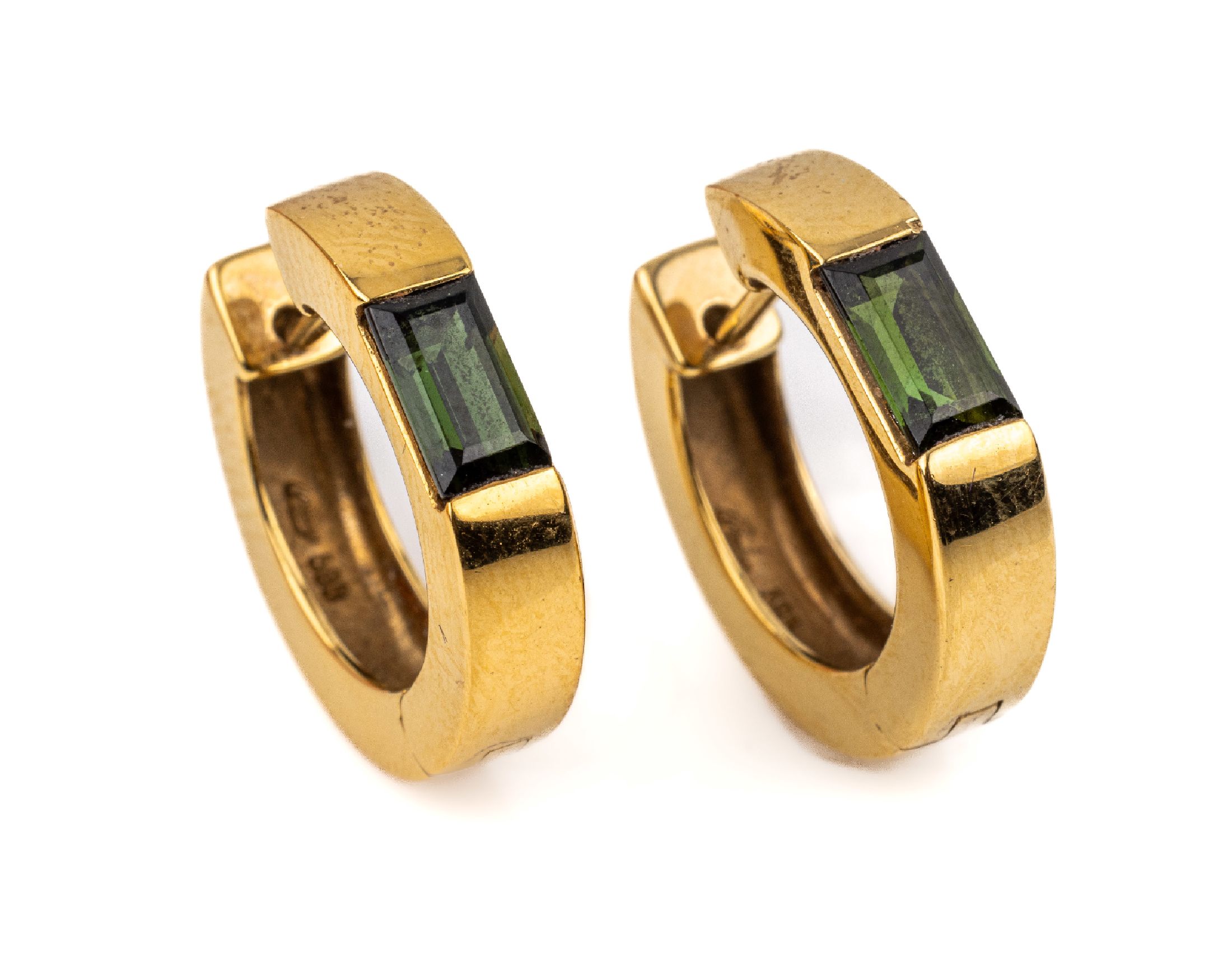 Paar 14 kt Gold Turmalin-Ohrcreolen, GG 585/000, schlichte Gestaltung, 2 Turmaline im Treppenschliff ca. 1.15 ct, Klappscharnier, ca. 8.9 g