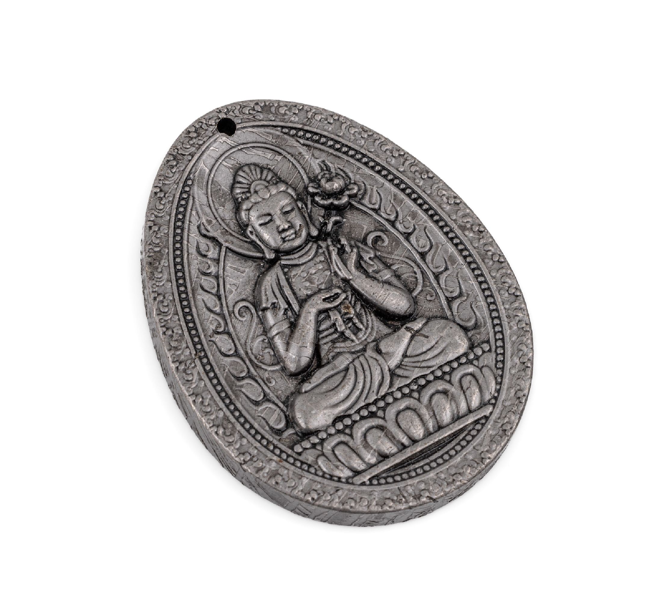 Anhänger mit filigran geschnitztem Sakyamuni auf ovaler Aletai Eisen-Meteorit- Scheibe, Xinjiang China um 1898, erhabener Buddha, welcher eine ...
