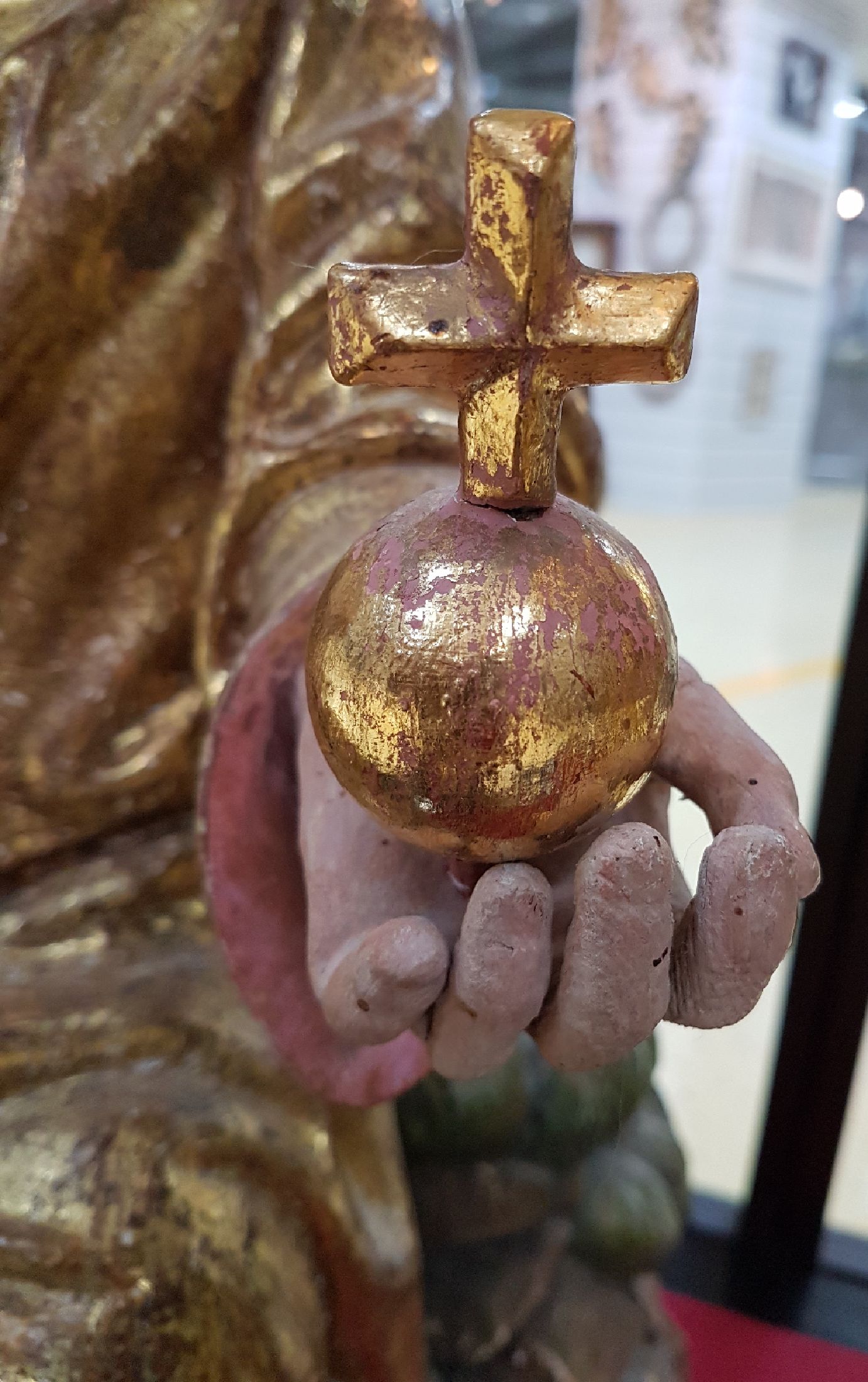 Detail c: Christus als Salvator mundi, deutsch, 19.Jh. , Holz, vollplastisch geschnitzt, gefasst und vergoldet, Christus als Jüngling auf einem Fels sitzend, ...