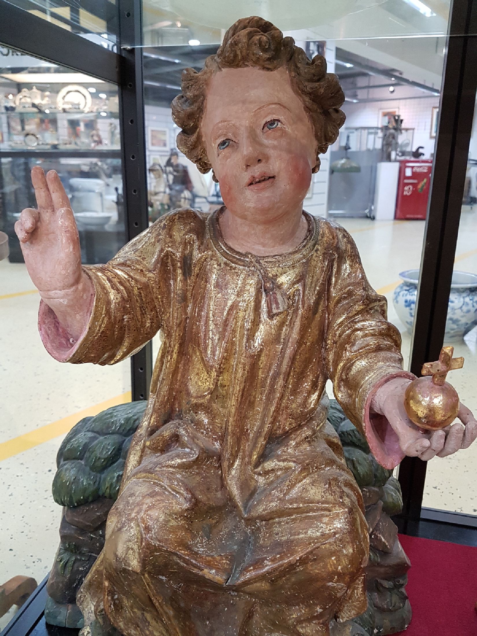 Detail d: Christus als Salvator mundi, deutsch, 19.Jh. , Holz, vollplastisch geschnitzt, gefasst und vergoldet, Christus als Jüngling auf einem Fels sitzend, ...