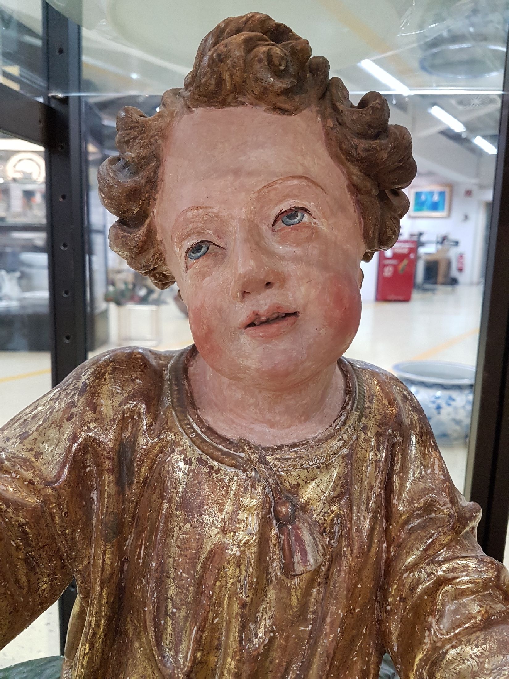 Detail f: Christus als Salvator mundi, deutsch, 19.Jh. , Holz, vollplastisch geschnitzt, gefasst und vergoldet, Christus als Jüngling auf einem Fels sitzend, ...