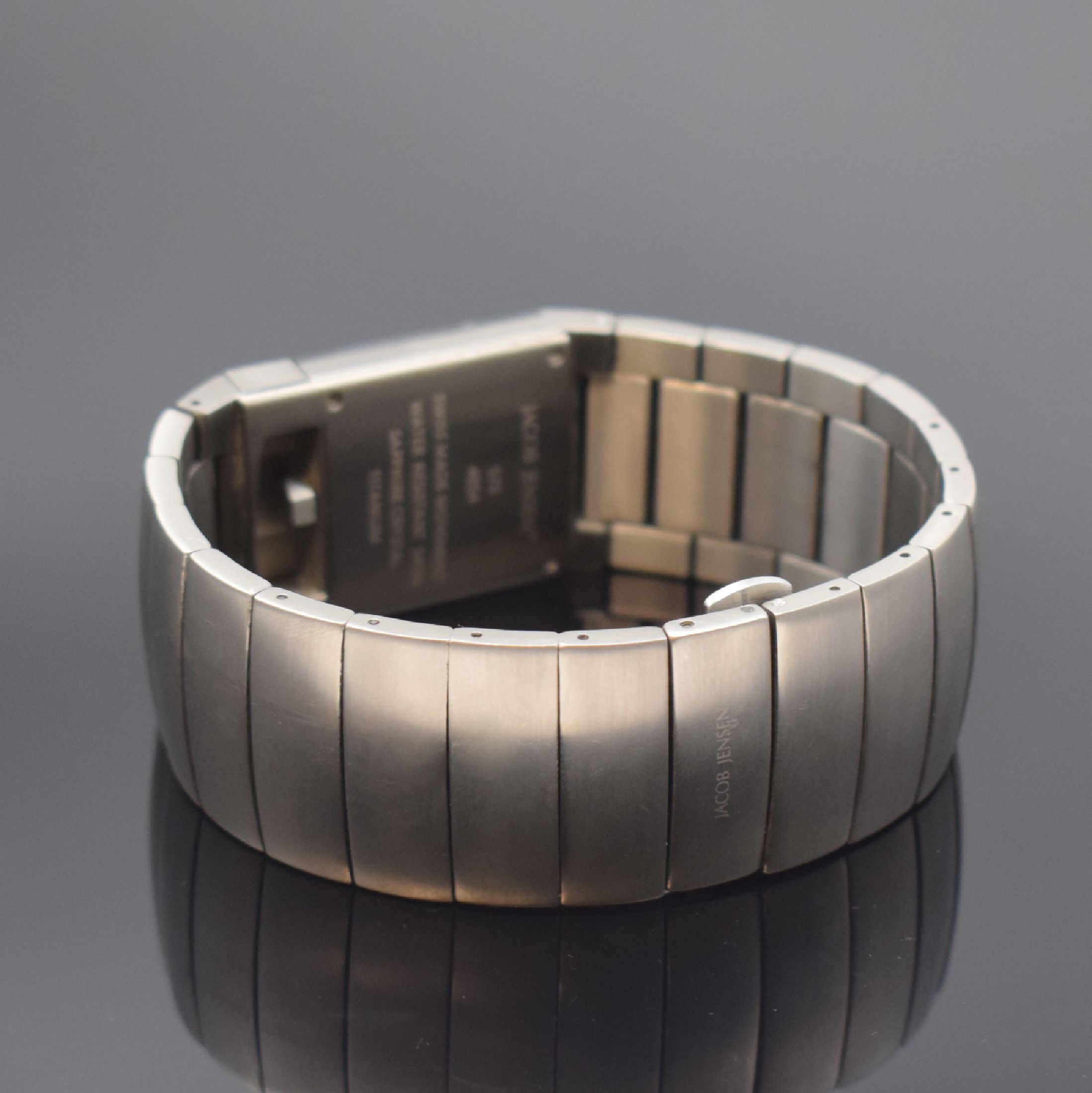 Detail b: JACOB JENSEN Design-Armbanduhr in Titan/Titan-band Referenz 570, Dänemark / Schweiz um 2020, quartz, 4-fach verschr. Geh., integr. Gliederband m. ...
