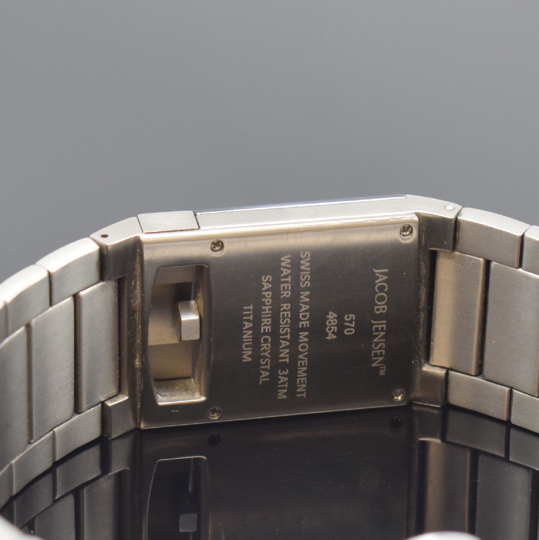 Detail c: JACOB JENSEN Design-Armbanduhr in Titan/Titan-band Referenz 570, Dänemark / Schweiz um 2020, quartz, 4-fach verschr. Geh., integr. Gliederband m. ...