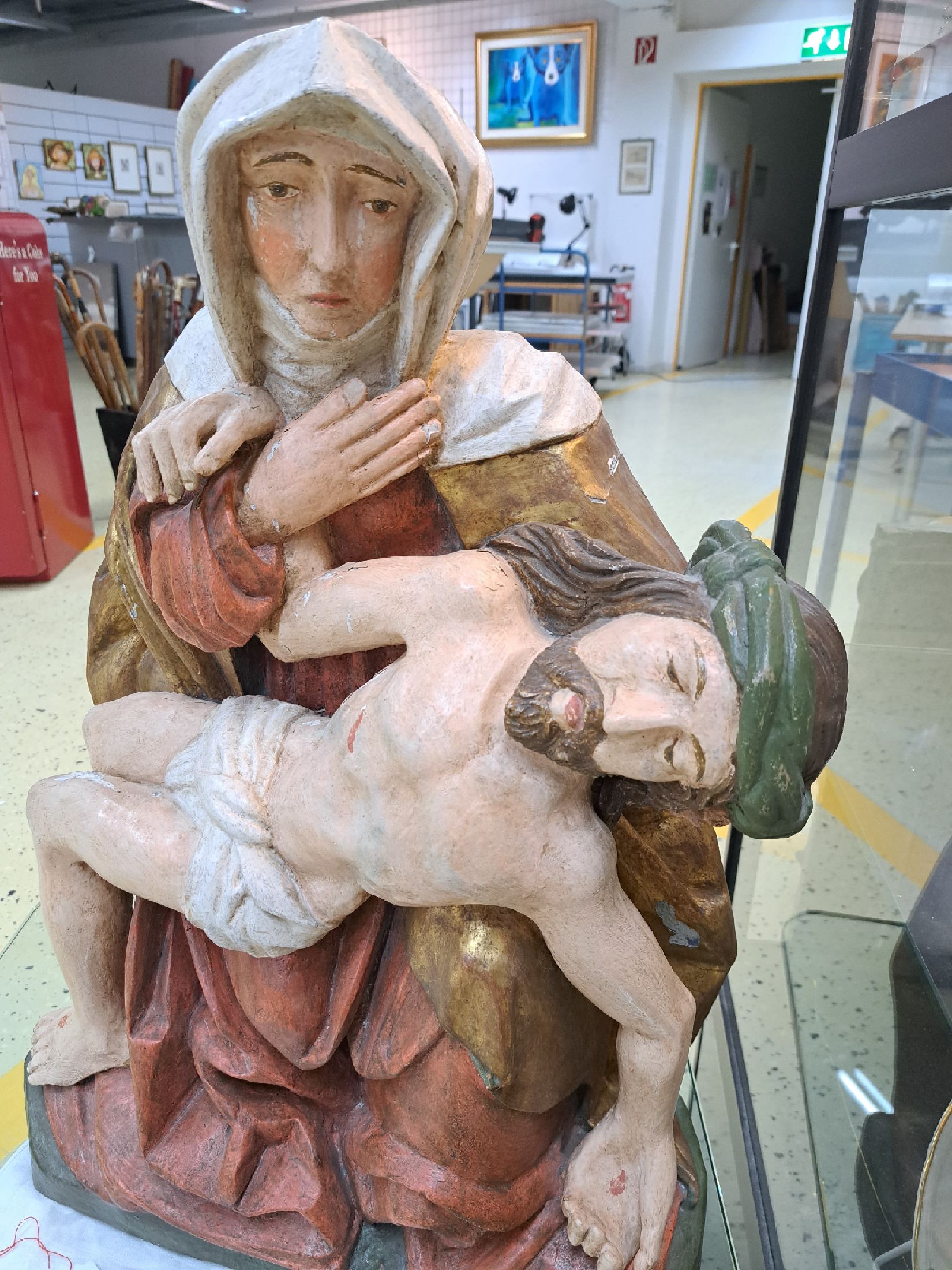 Detail b: Pieta, süddeutsch, 19.Jh., Vollholz rückseitig gehöhlt, geschnitzt, gefasst und vergoldet, Alterssp., Trocknungsriss, l. Fassungsschäden, H. 68 cm