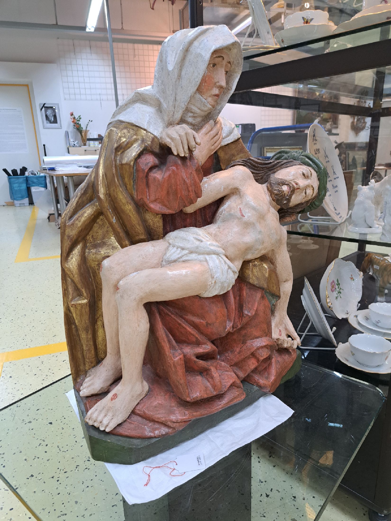 Detail c: Pieta, süddeutsch, 19.Jh., Vollholz rückseitig gehöhlt, geschnitzt, gefasst und vergoldet, Alterssp., Trocknungsriss, l. Fassungsschäden, H. 68 cm