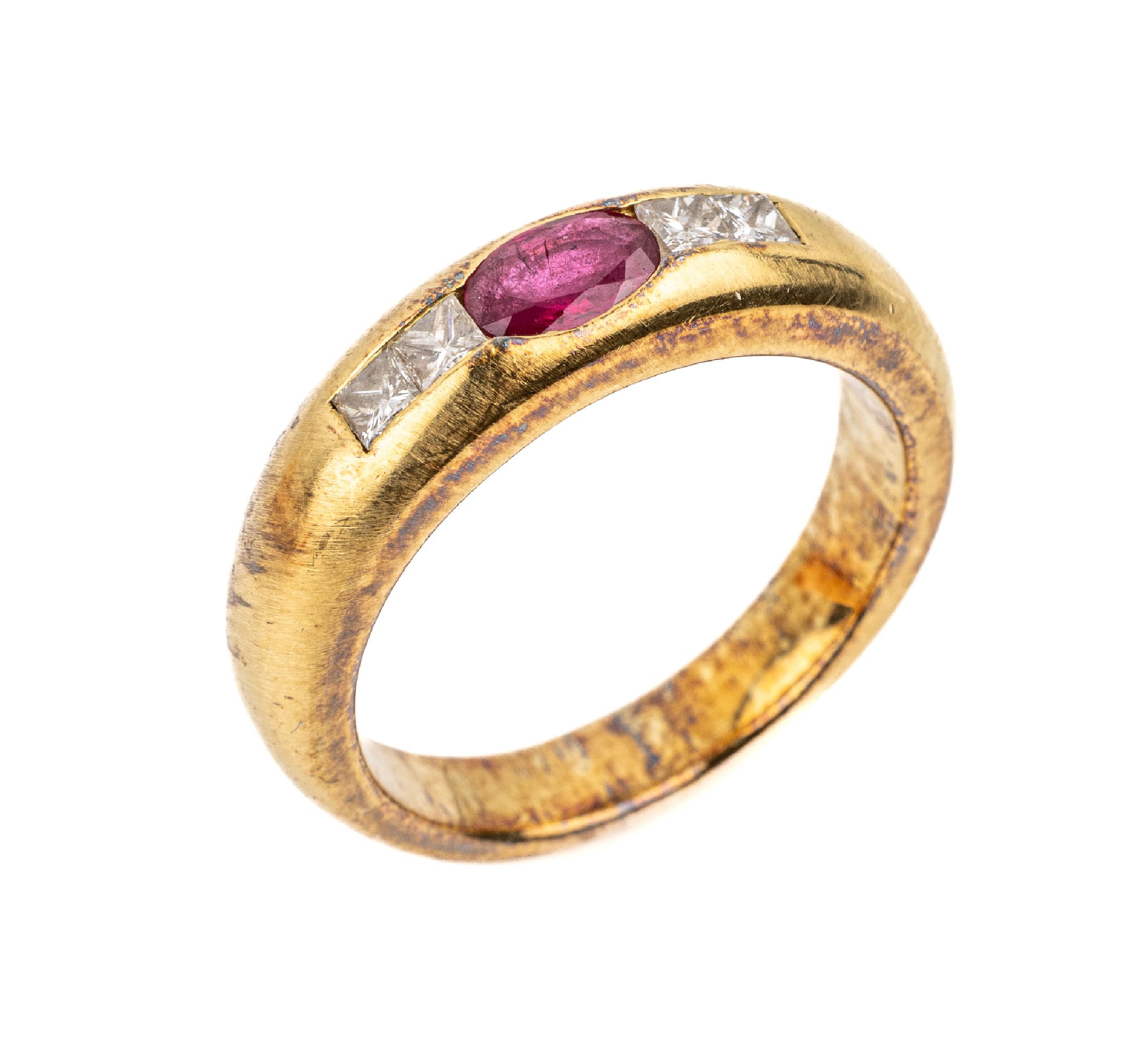 18 kt Gold Rubin-Diamant-Ring, GG 750/000 gepr., schwere massive Ausführung, 1 oval- facett. Rubin ca. 0.53 ct, 4 Diamanten im Princess Cut zus. ...