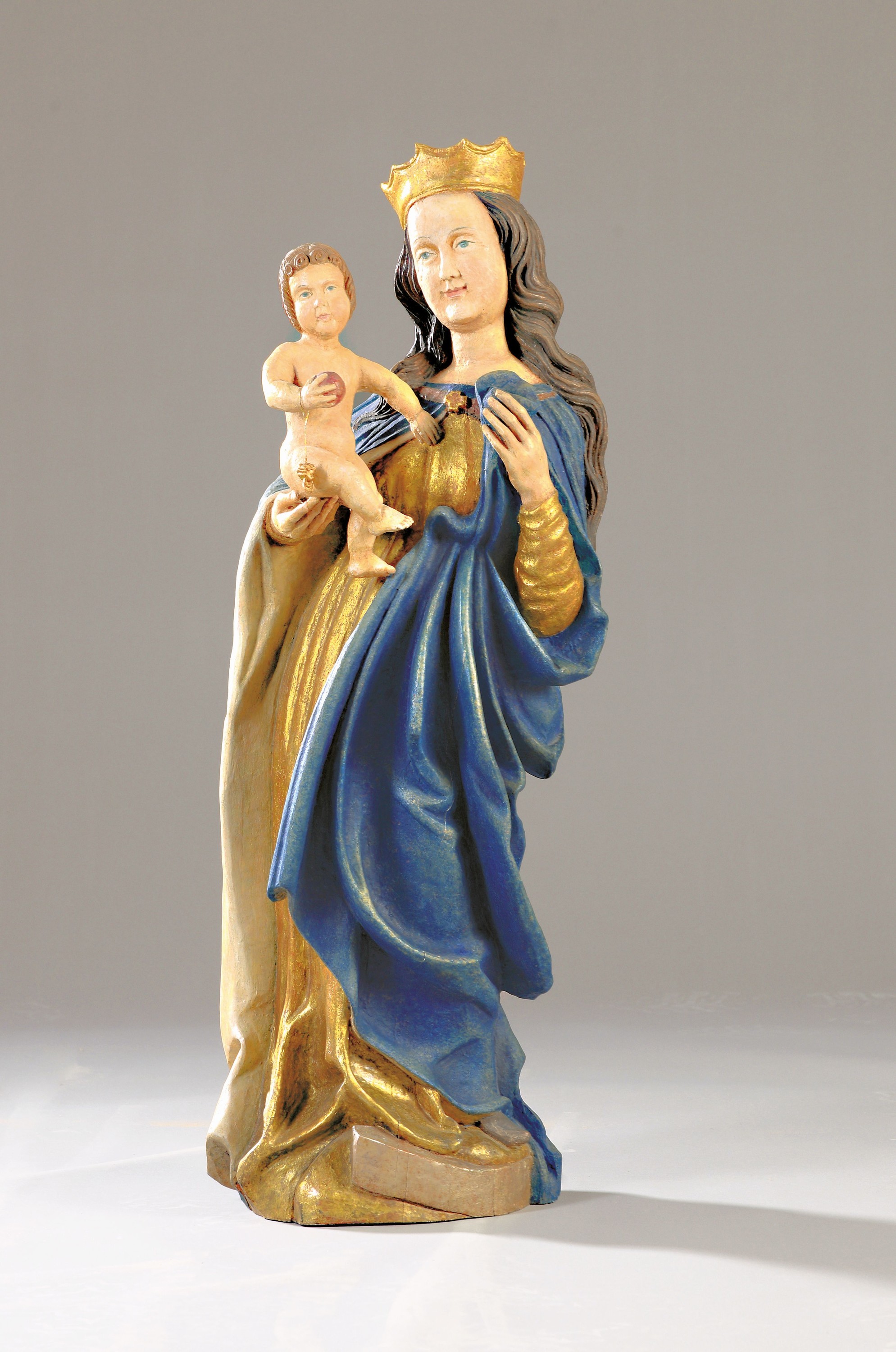 Muttergottes, deutsch, 19.Jh., Lindenholz, Vollholz geschnitzt, gefasst, Krone und Untergewand vergoldet, blauer Mantel, restauriert, H. 85 cm