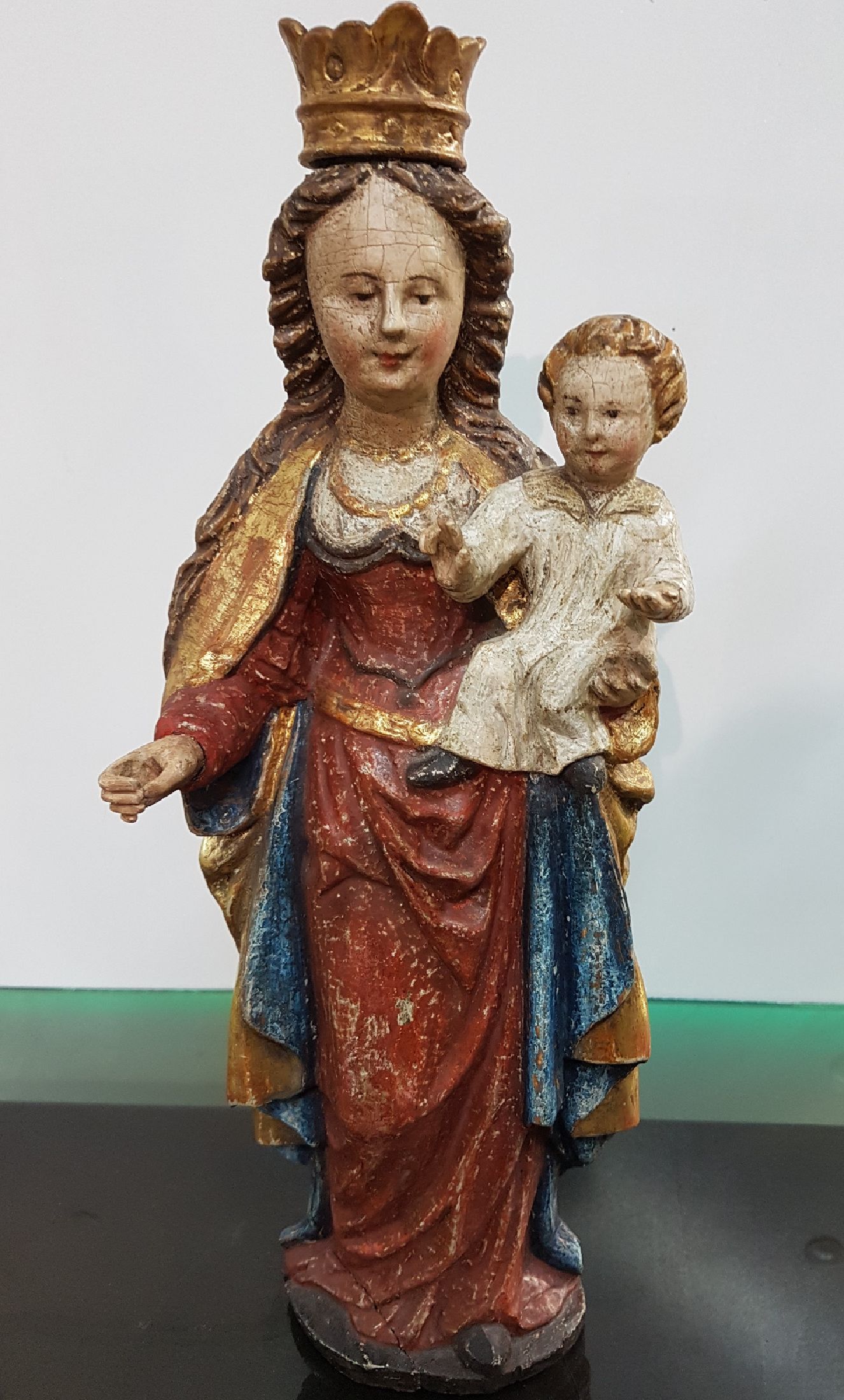 Detail a: Heiligenfigur, Mutter Gottes mit Jesuskind, 18. Jh., Holz geschnitzt, Attribute z.T. fehlend, Krone ergänzt, Fassung z.T. aus der Zeit, H. ca. 35 ...