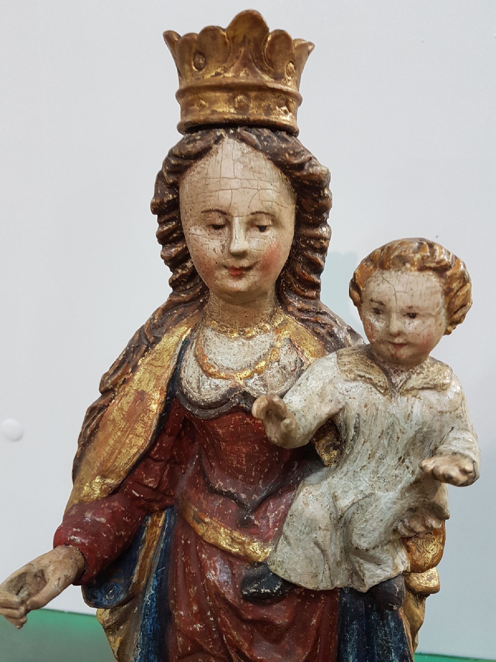 Detail b: Heiligenfigur, Mutter Gottes mit Jesuskind, 18. Jh., Holz geschnitzt, Attribute z.T. fehlend, Krone ergänzt, Fassung z.T. aus der Zeit, H. ca. 35 ...