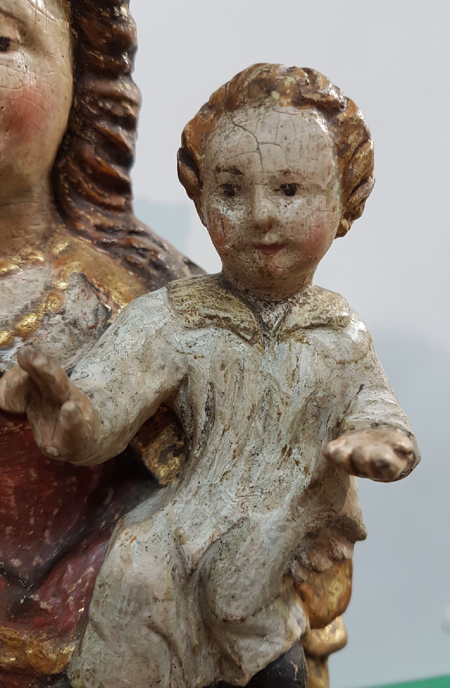 Detail c: Heiligenfigur, Mutter Gottes mit Jesuskind, 18. Jh., Holz geschnitzt, Attribute z.T. fehlend, Krone ergänzt, Fassung z.T. aus der Zeit, H. ca. 35 ...